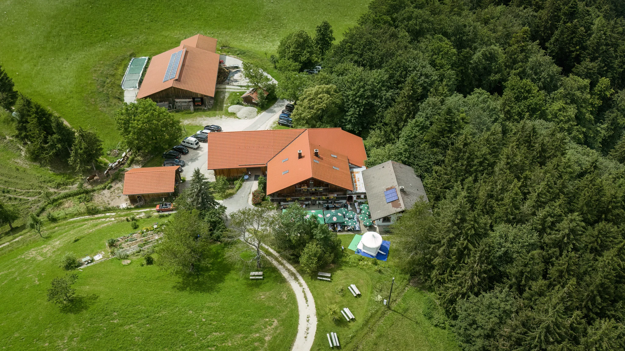 Fürmann Alm in Anger inmitten der Berglandschaft