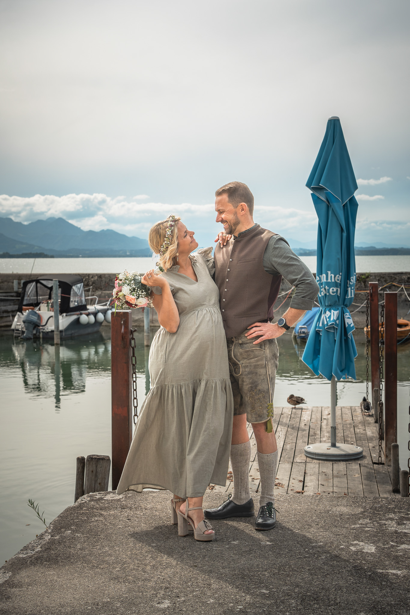 Inniger Moment des Brautpaars am Chiemsee bei der standesamtlichen Hochzeit in Chieming