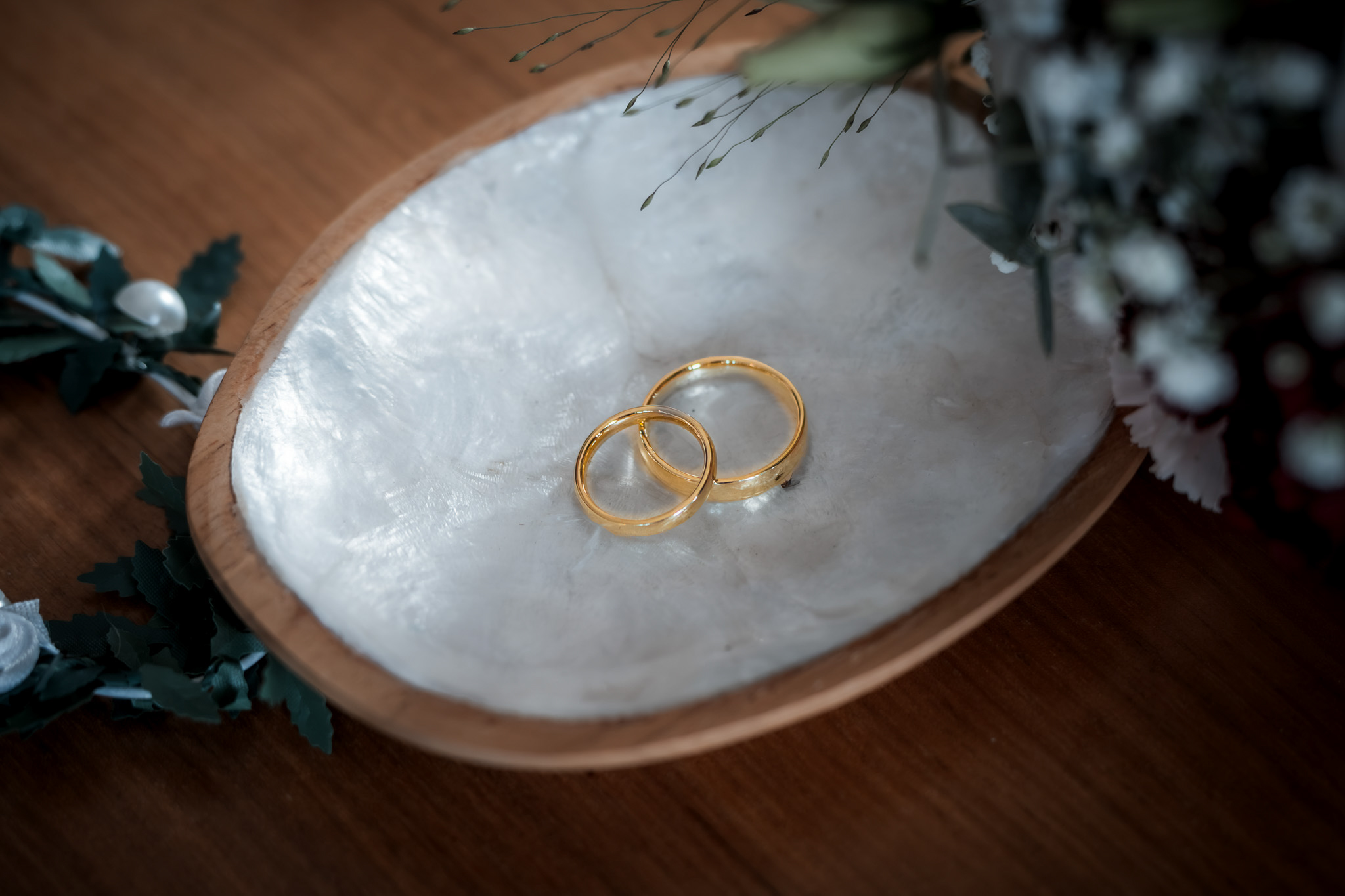 Eheringe des Brautpaars als Detailaufnahme bei der standesamtlichen Hochzeit in Chieming