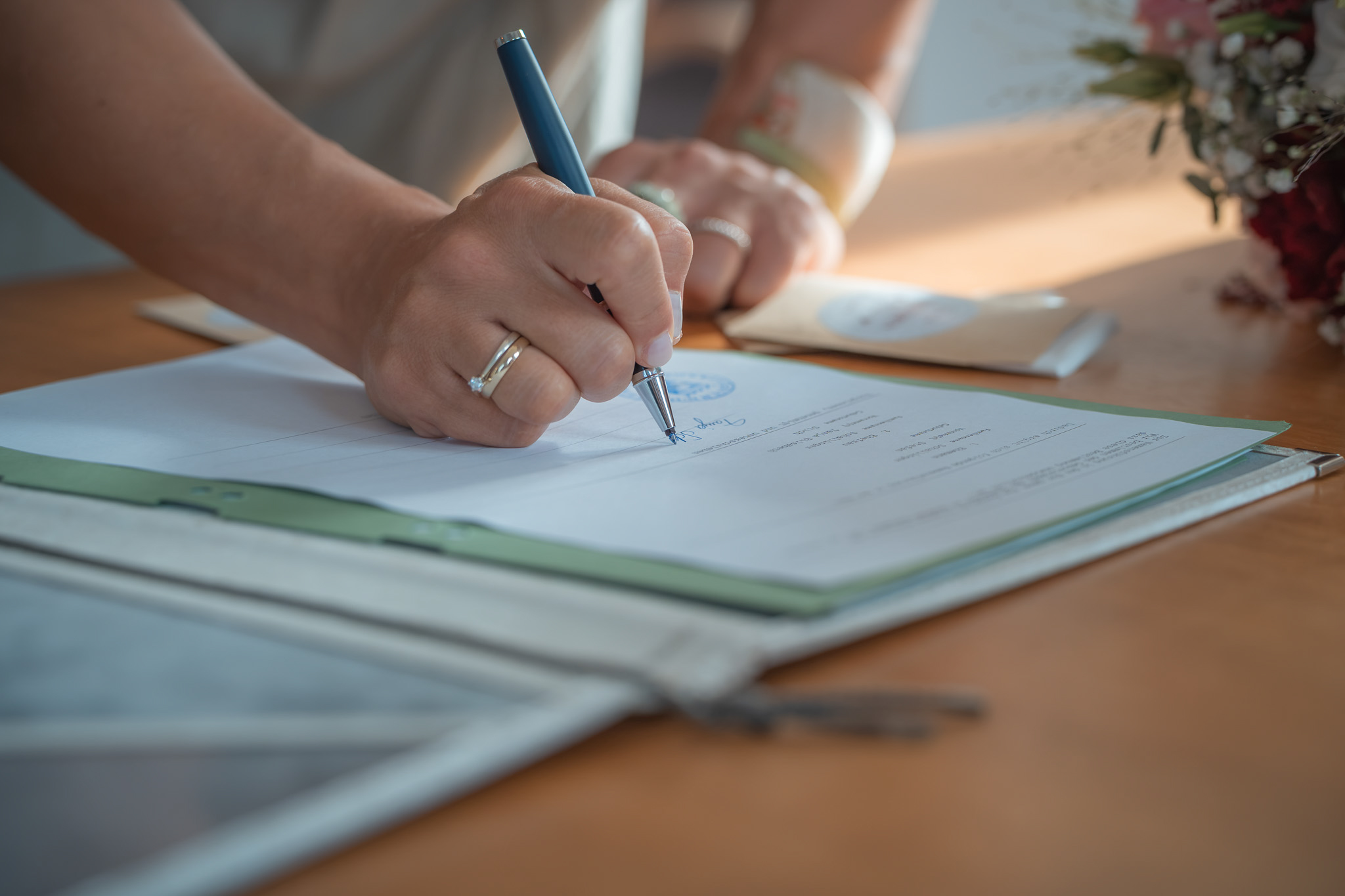 Unterschrift auf den Dokumenten der standesamtlichen Trauung in Chieming