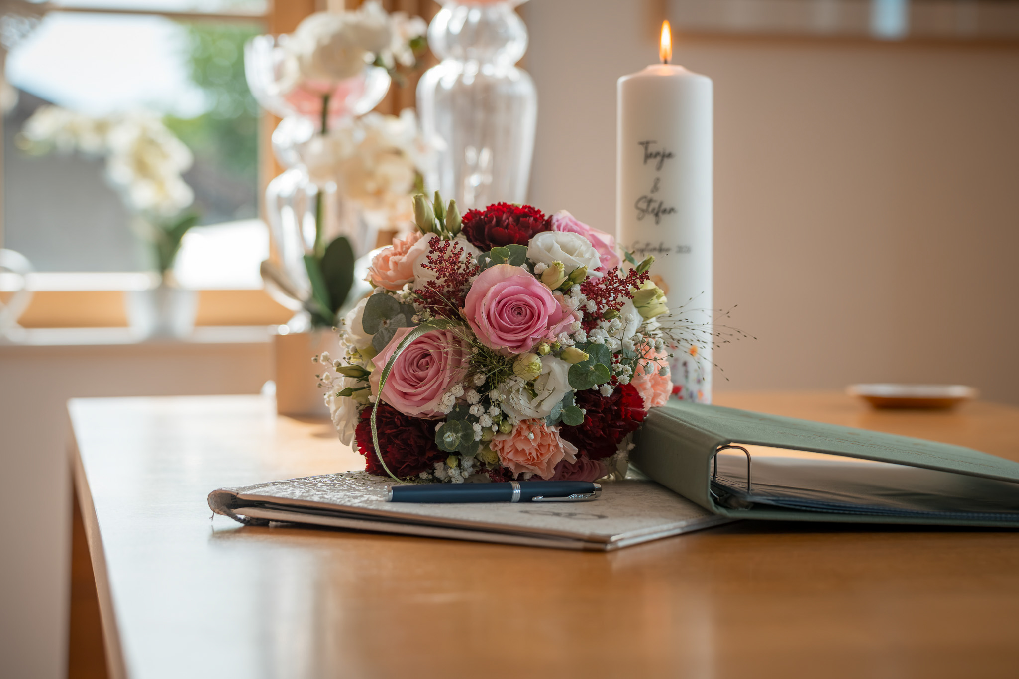 Brautstrauß und Hochzeitskerze als liebevolle Details der standesamtlichen Trauung in Chieming