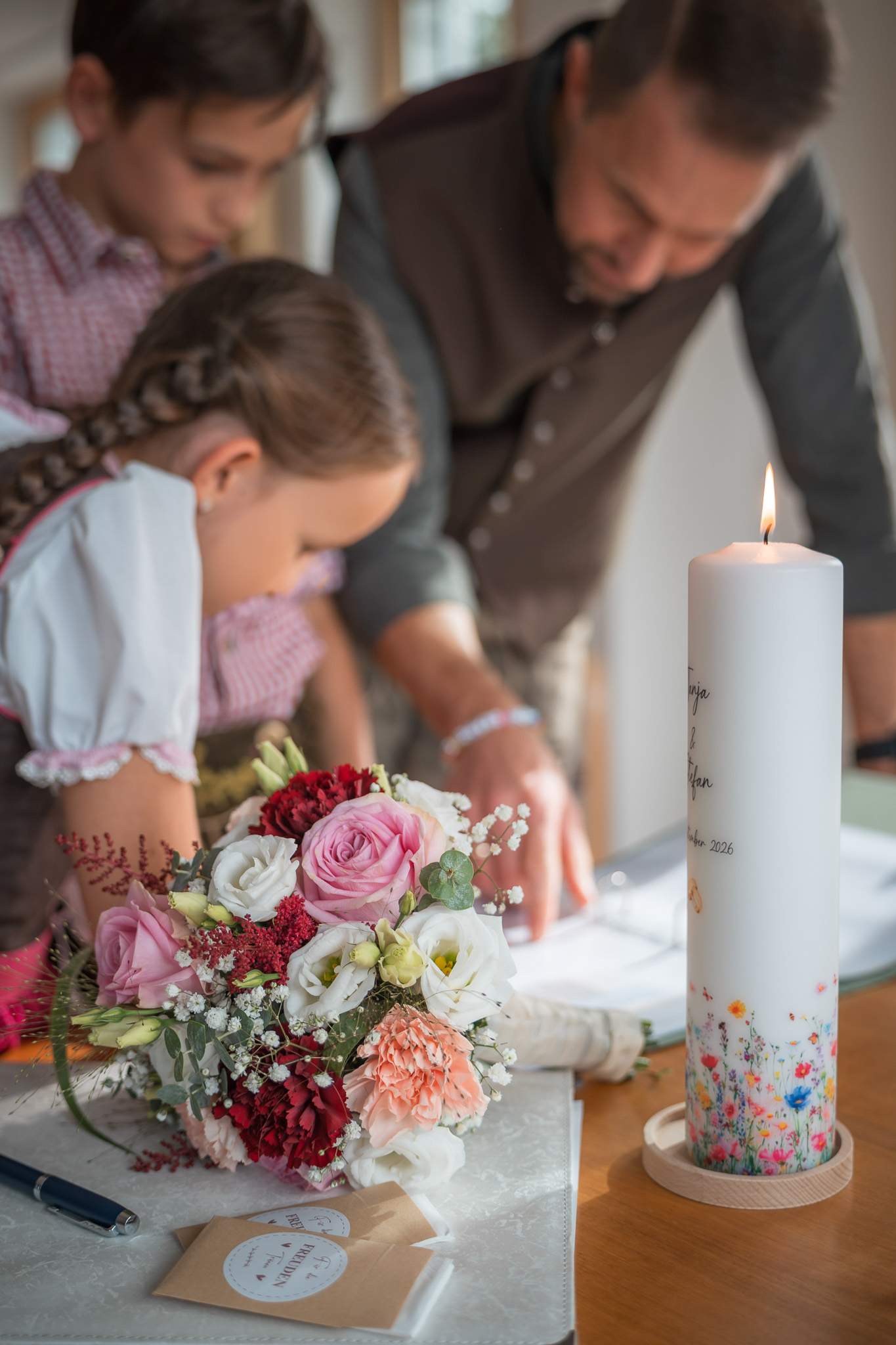 Kind entdeckt den Brautstrauß im Trauzimmer nach der standesamtlichen Trauung in Chieming