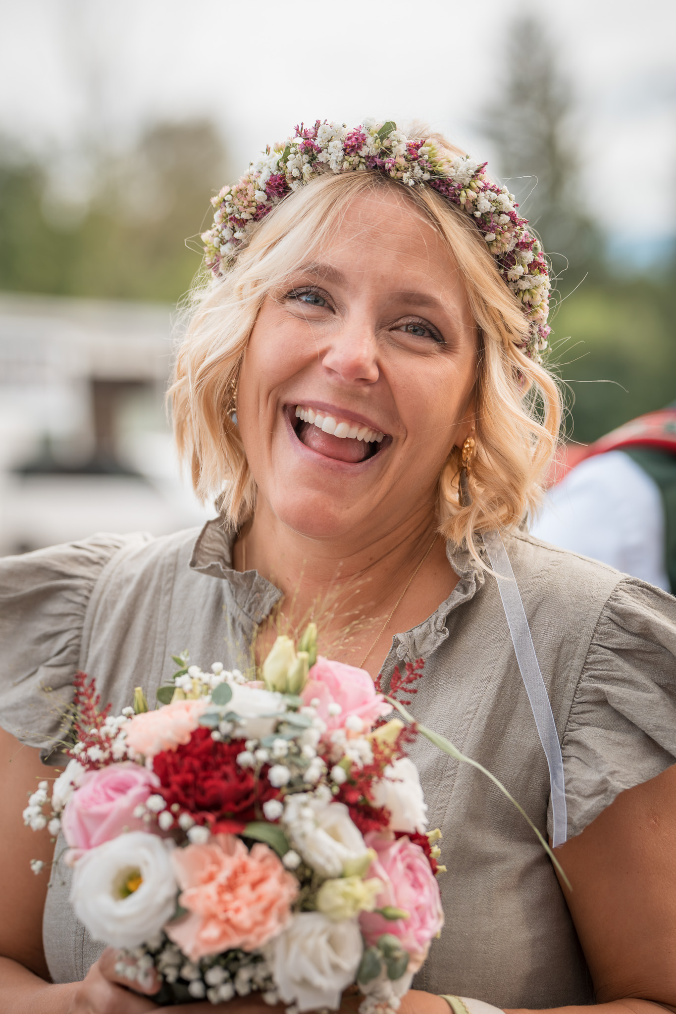 Liebevoller Familienmoment beim Sektempfang nach der standesamtlichen Hochzeit in Chieming