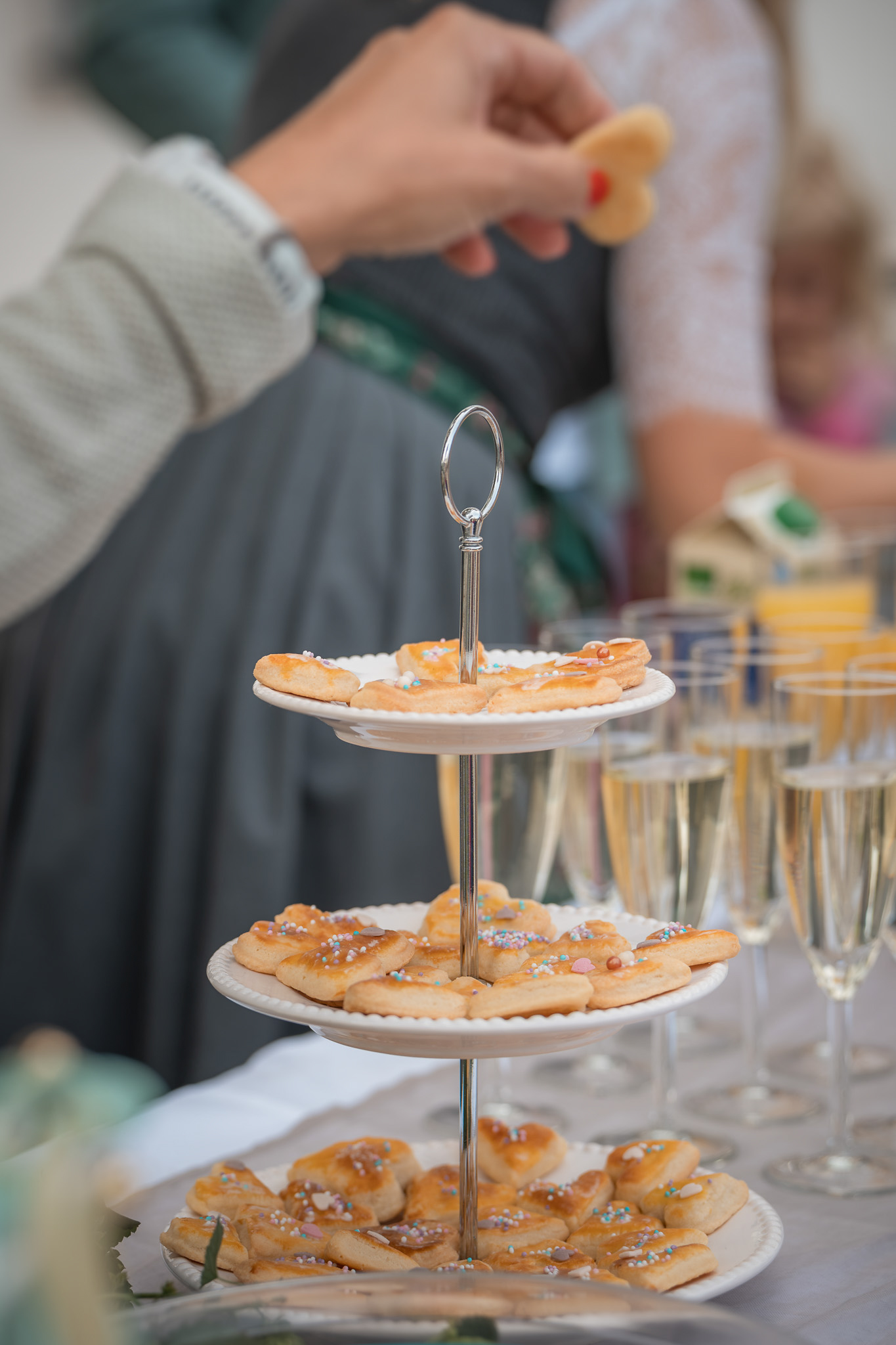 Selbstgebackene Leckereien werden beim Sektempfang der Hochzeit in Chieming serviert