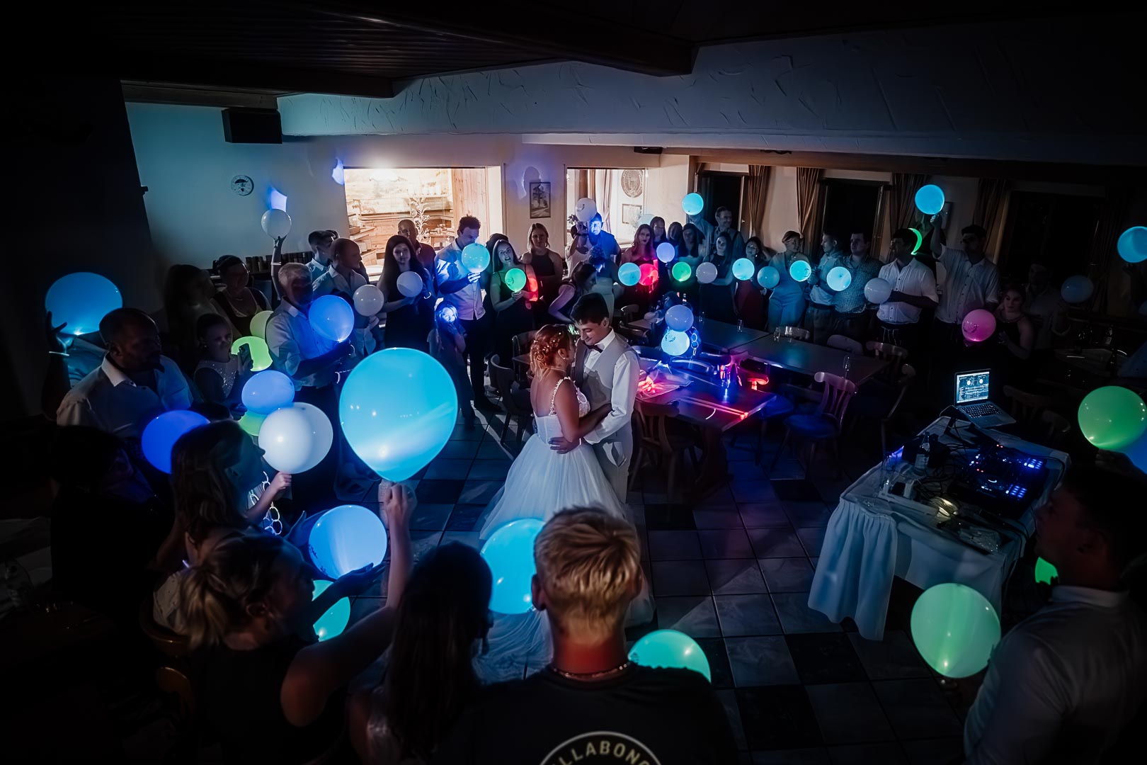 Volle Tanzfläche mit leuchtenden Ballons bei einer Hochzeit im Weinstüberl beim Wirt Gruber