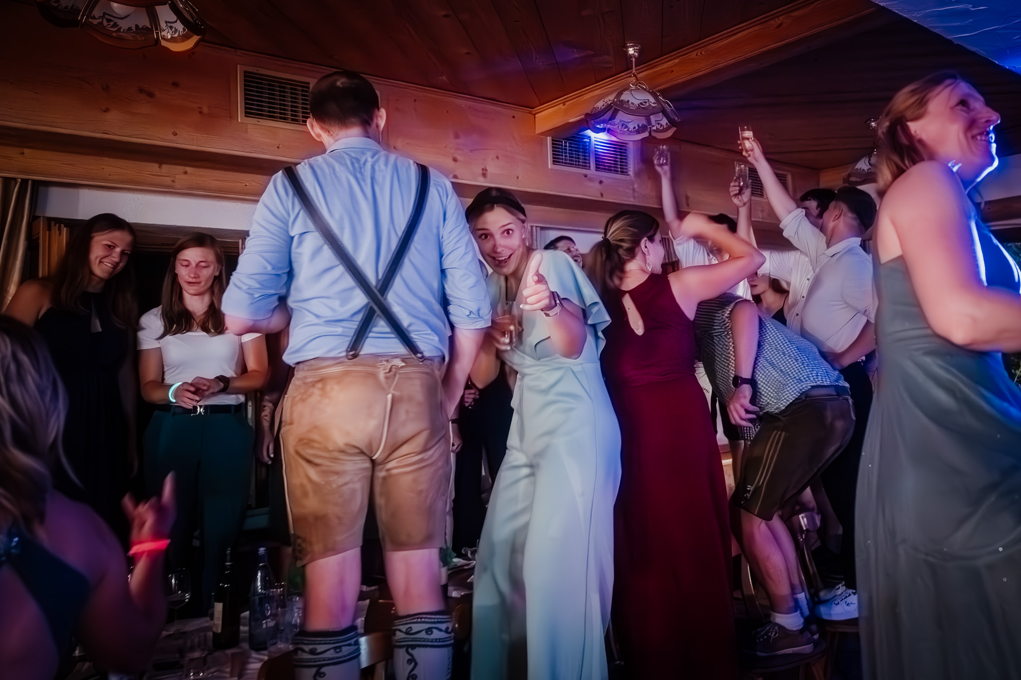 Das Brautpaar tanzt mitten zwischen seinen Gästen bei der abendlichen Hochzeitsparty.