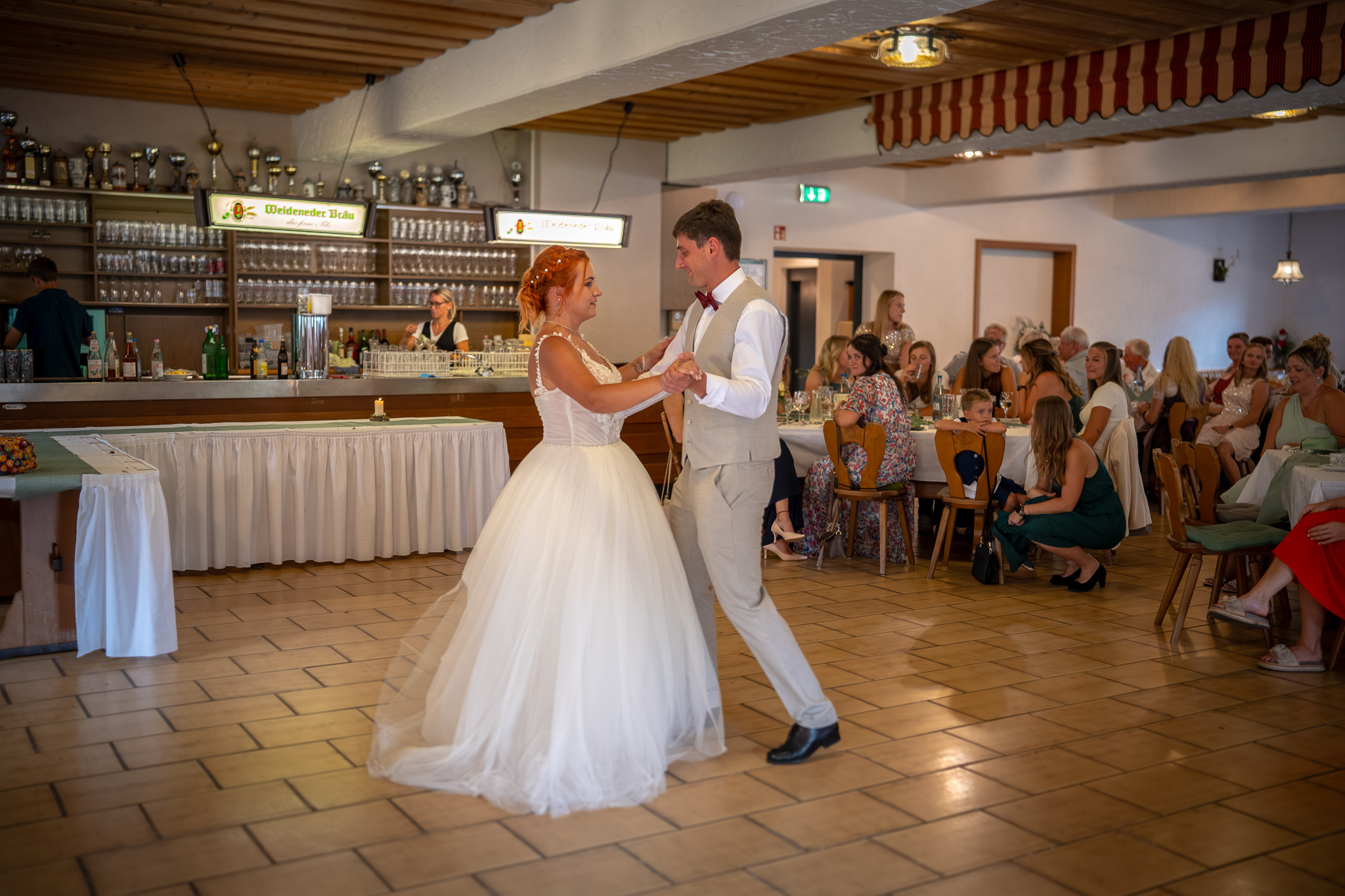 Das Brautpaar eröffnet mit seinem Hochzeitstanz die Tanzfläche.