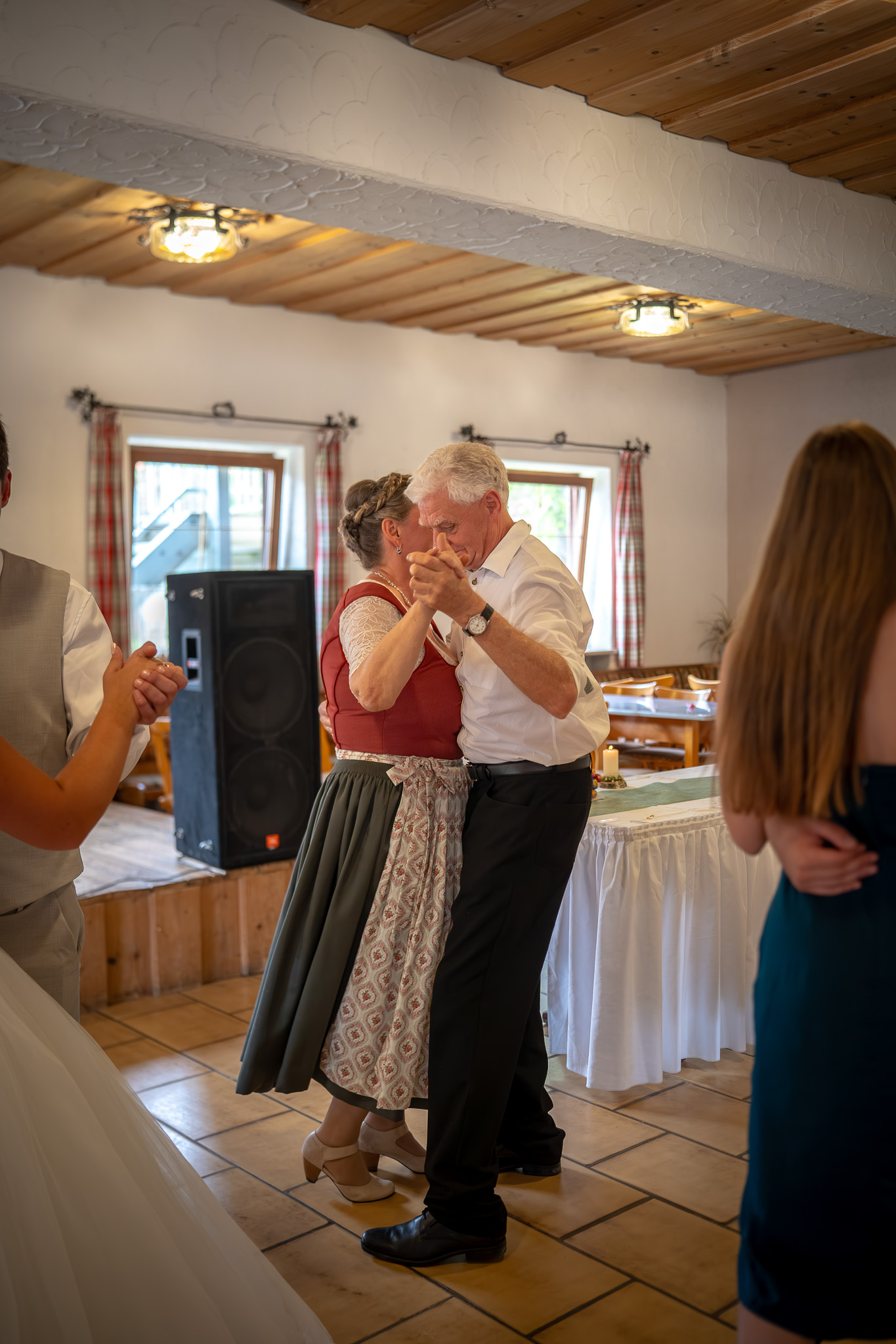 Hochzeitsgäste tanzen gemeinsam im Festsaal nach dem Eröffnungstanz.
