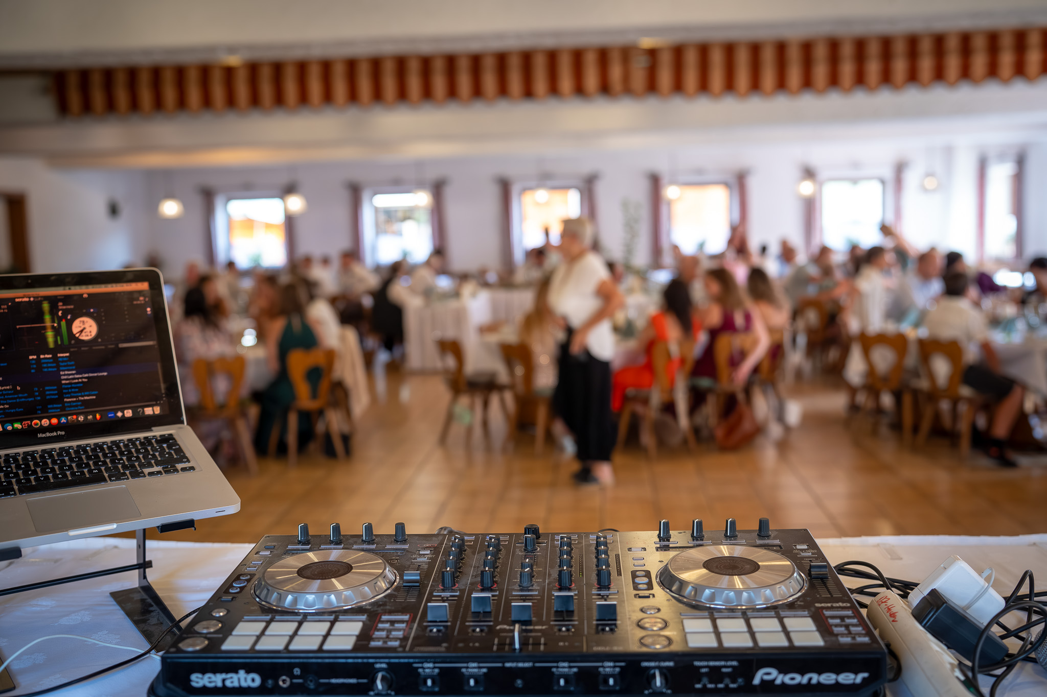 Blick vom DJ-Pult auf die Hochzeitsgesellschaft im Festsaal.