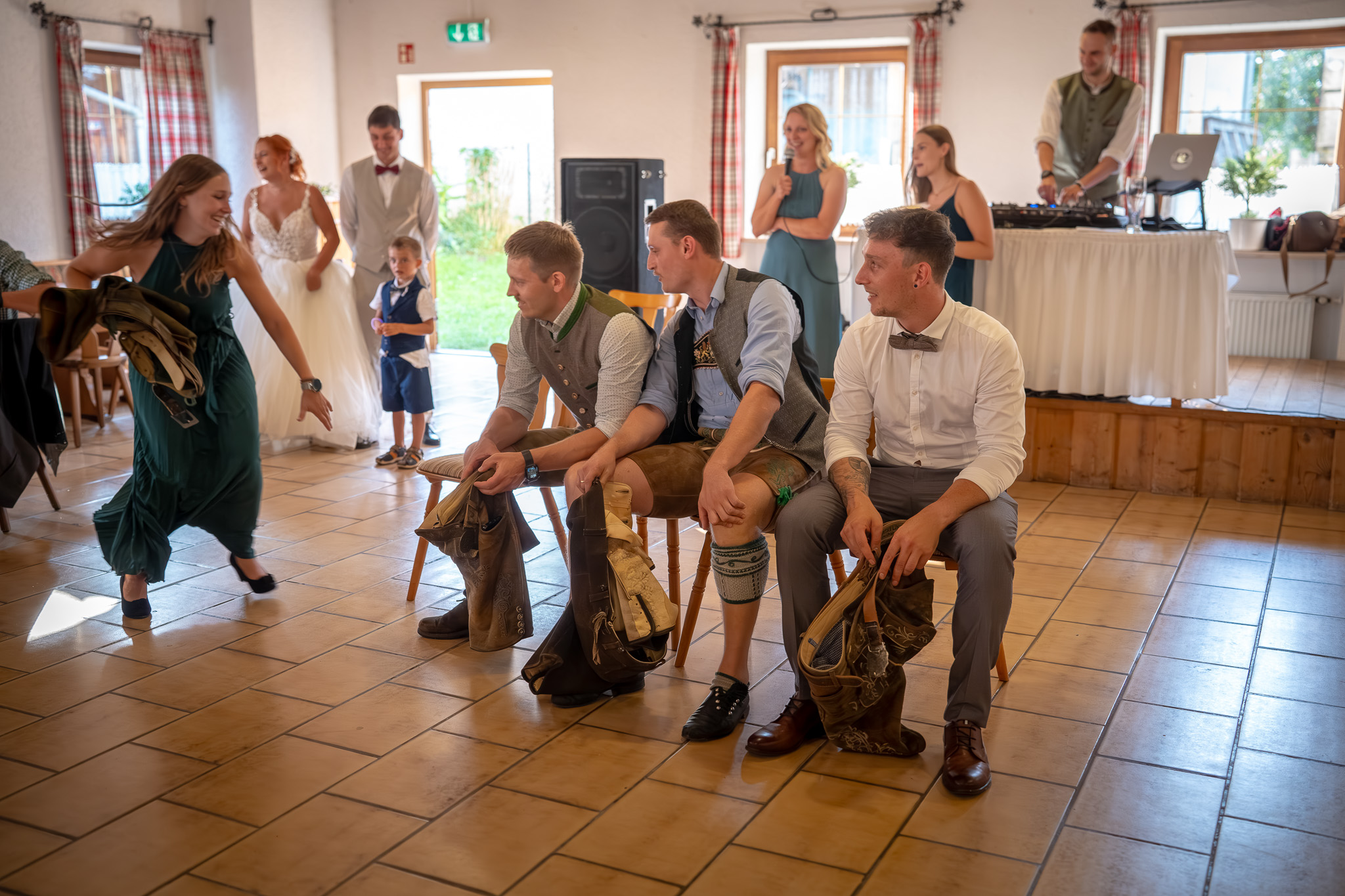 Mehrere Teilnehmer bringen Lederhosen zum Hochzeitsspiel Reise nach Jerusalem mit.