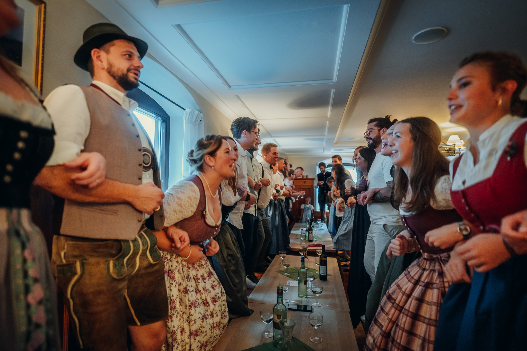 Die Band spielt die Hochzeitsgesellschaft mit fetzigem Sound ins Weinstüberl.