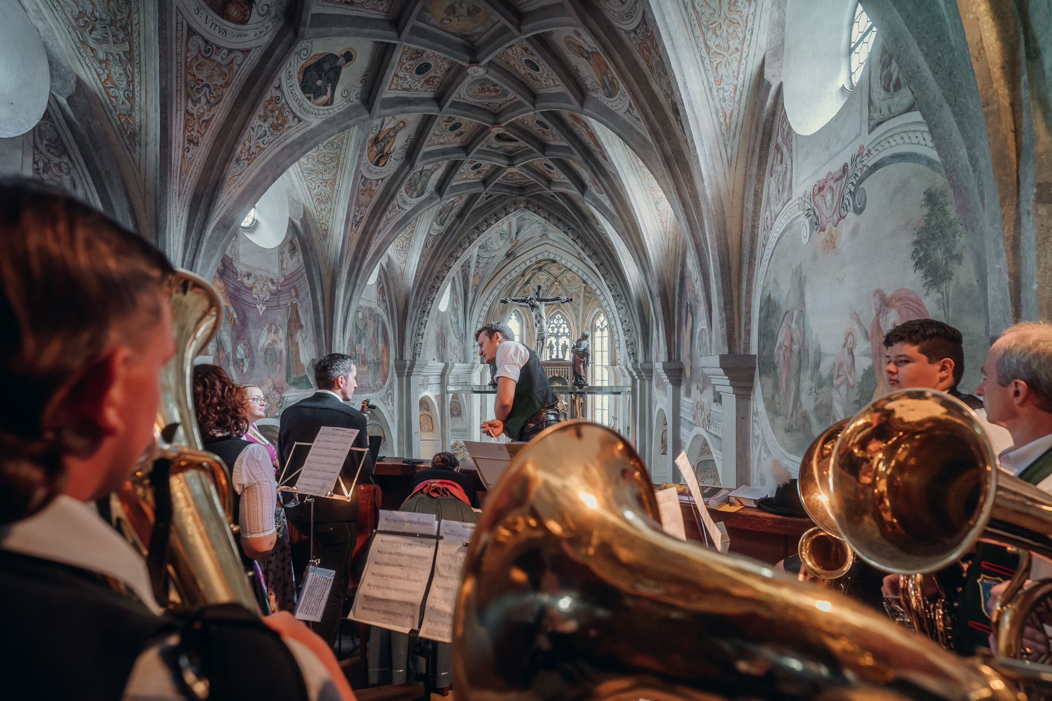 Die Blaskapelle spielt mit viel Gefühl auf der Gewölbeempore des Klosters Seeon.