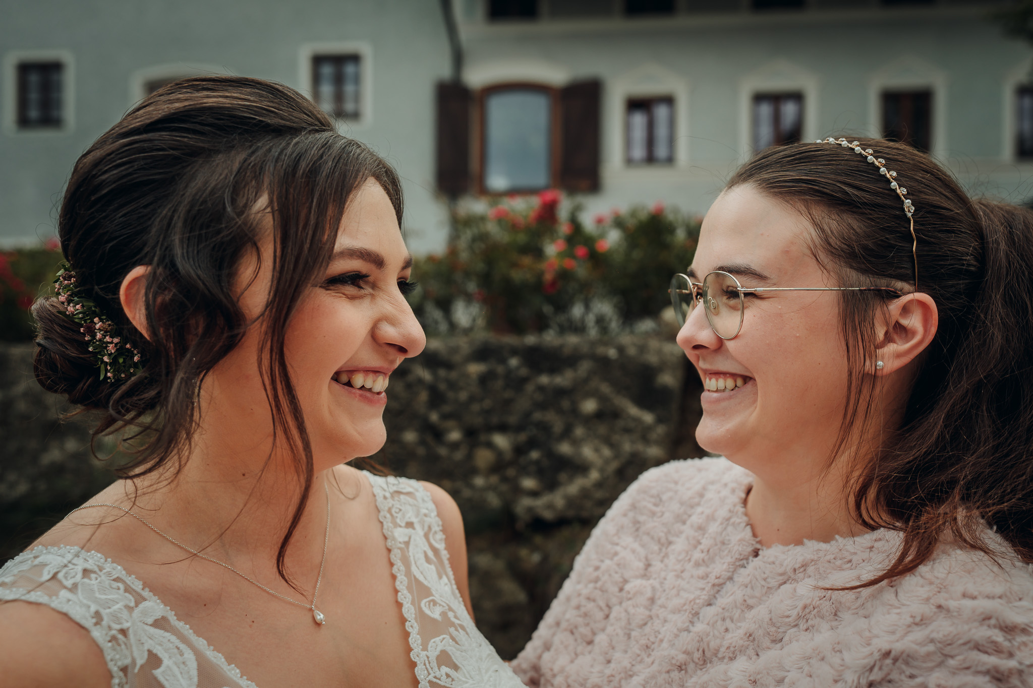 Die Braut teilt einen fröhlichen Moment mit einer wichtigen Begleiterin des Hochzeitstags.