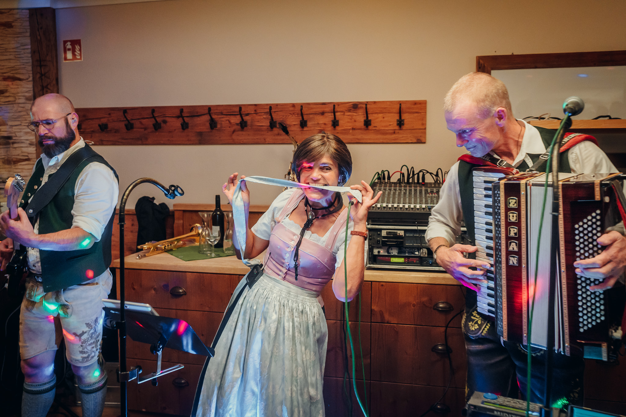 Braut und Musiker feiern gemeinsam beim traditionellen Brautstehlen im Weinstüberl.