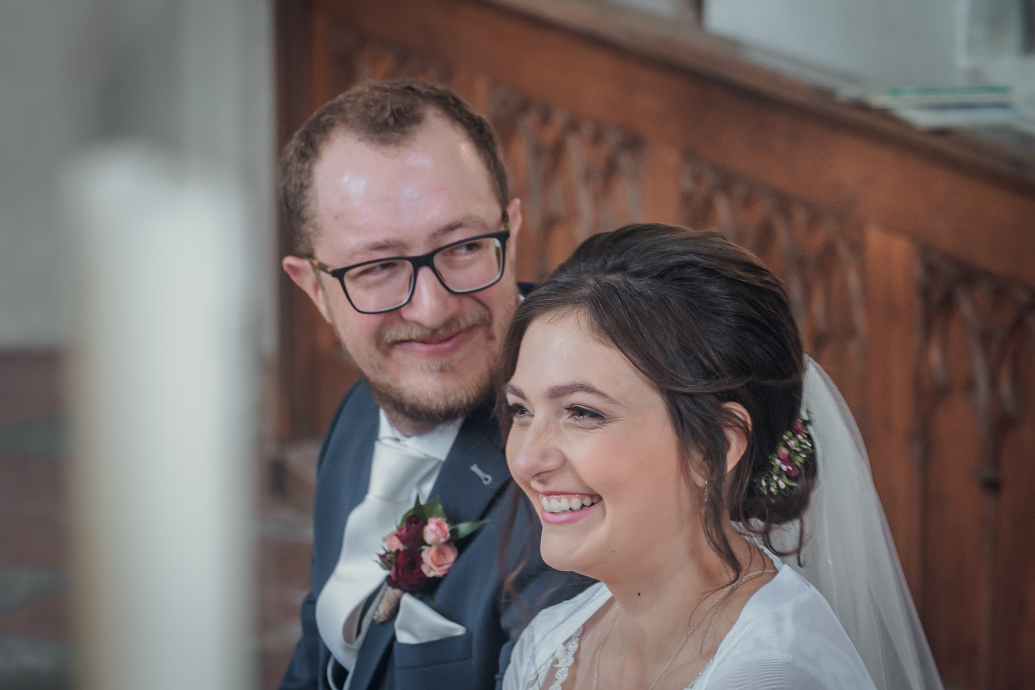 Portrait der Braut während der emotionalen kirchlichen Trauung im Kloster Seeon.