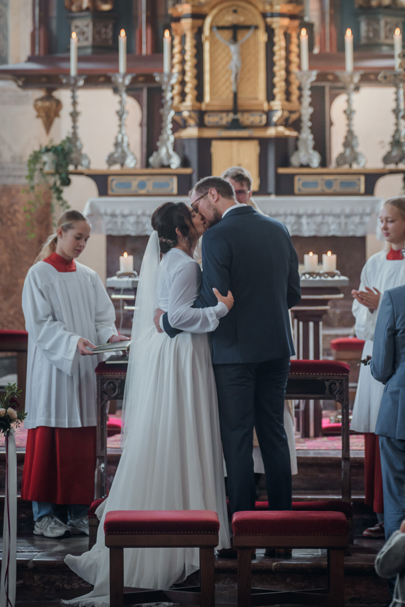 Das Brautpaar während des feierlichen Segens am Altar.