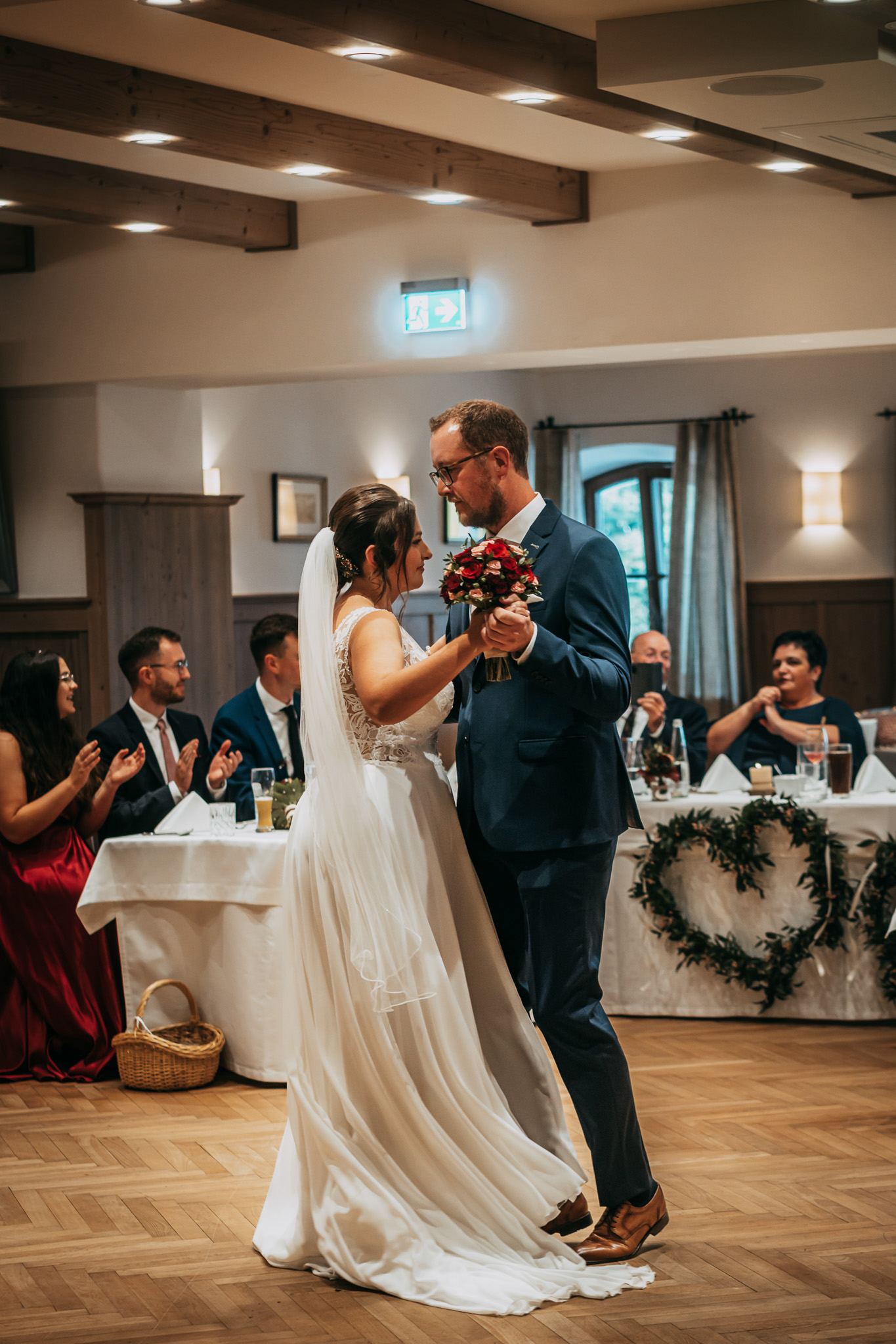 Das Brautpaar tanzt beim Eröffnungstanz im Hochzeitssaal.