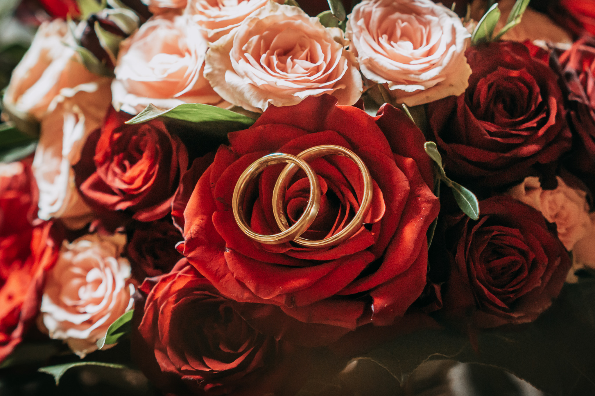 Nahaufnahme der Rosen und feinen Details im Brautstrauß.