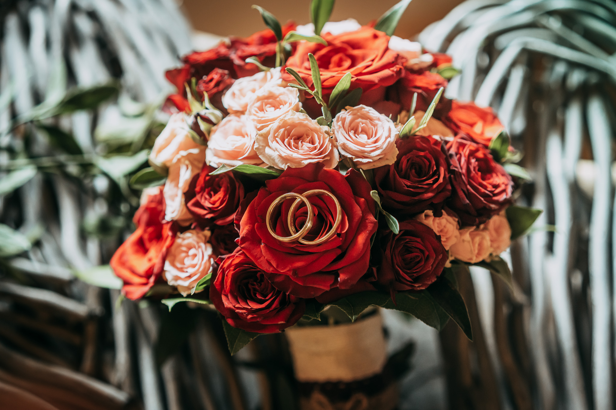 Detailaufnahme des Brautstraußes mit roten Rosen.