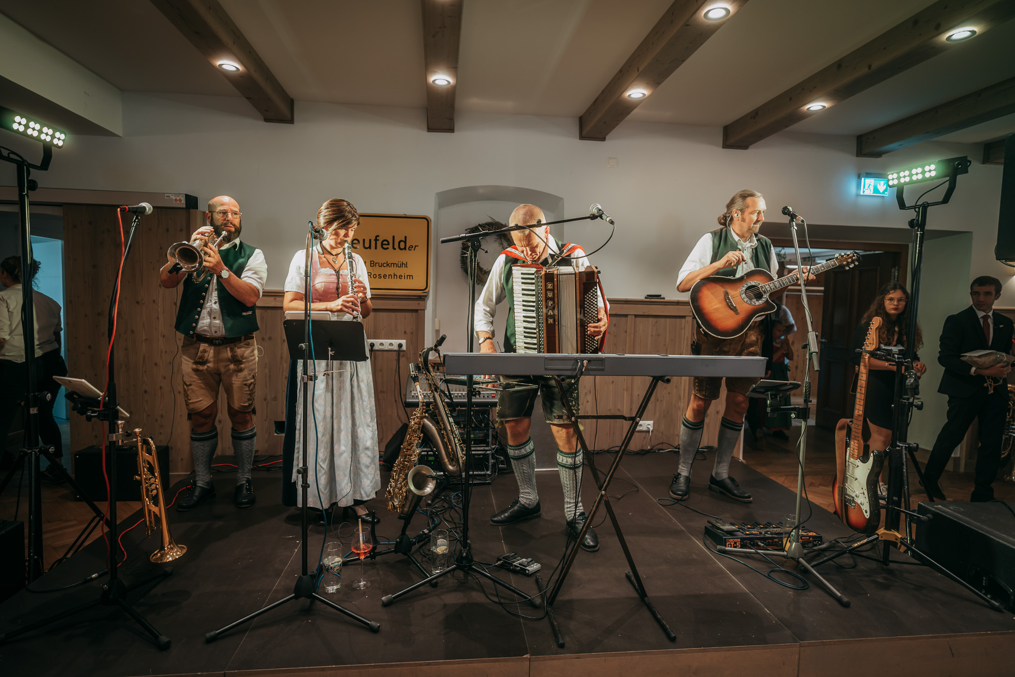 Die Hochzeitsband spielt im Saal und füllt den Raum mit Musik.