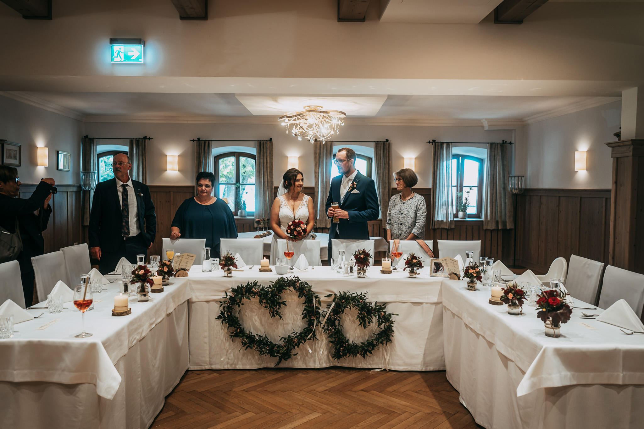 Der großzügige Hochzeitssaal beim Wirt z’Engelsberg ist für die Gäste festlich vorbereitet.