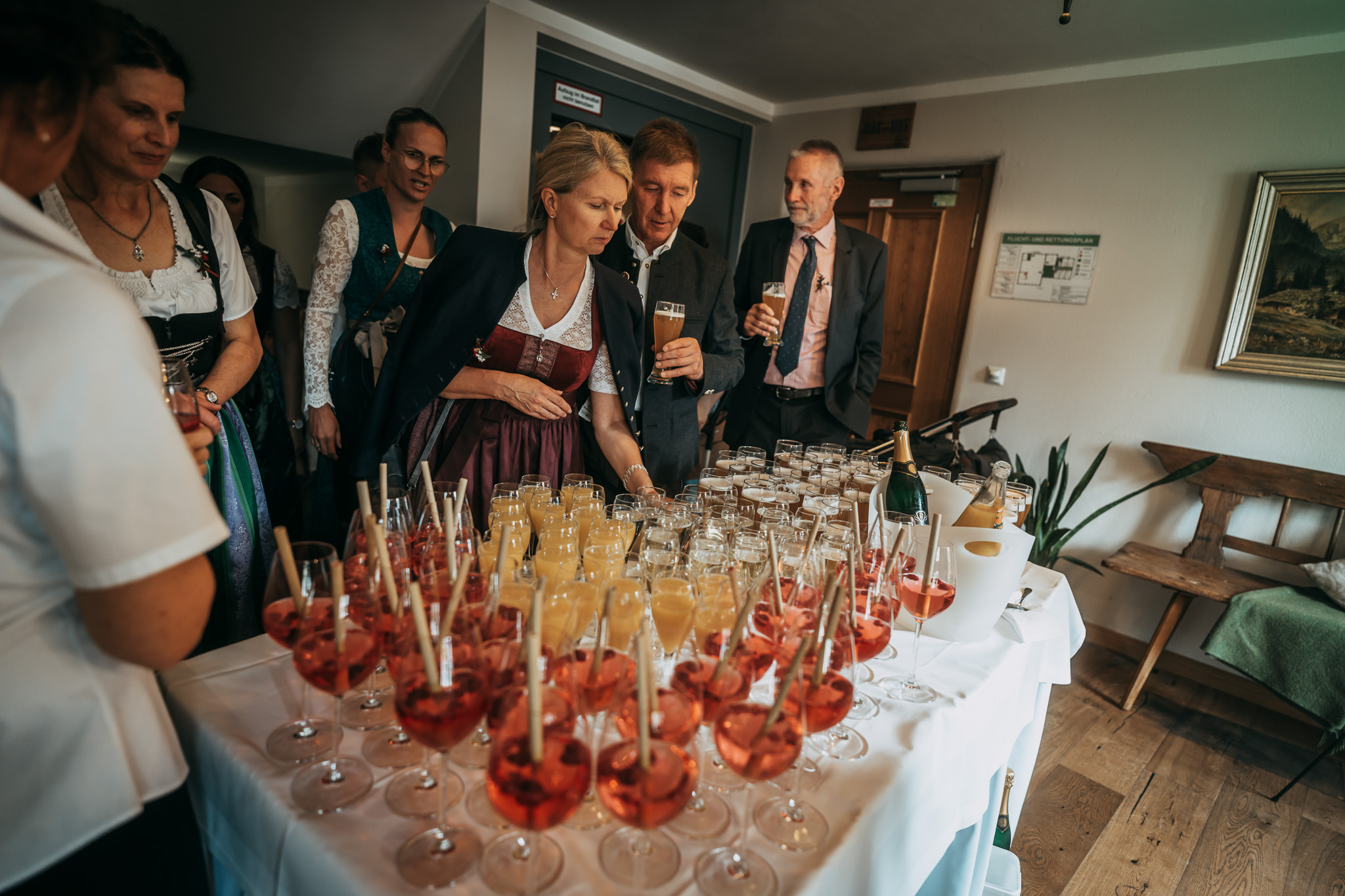 Sekt, Aperol und Getränke stehen beim Empfang der Hochzeitsgesellschaft bereit.