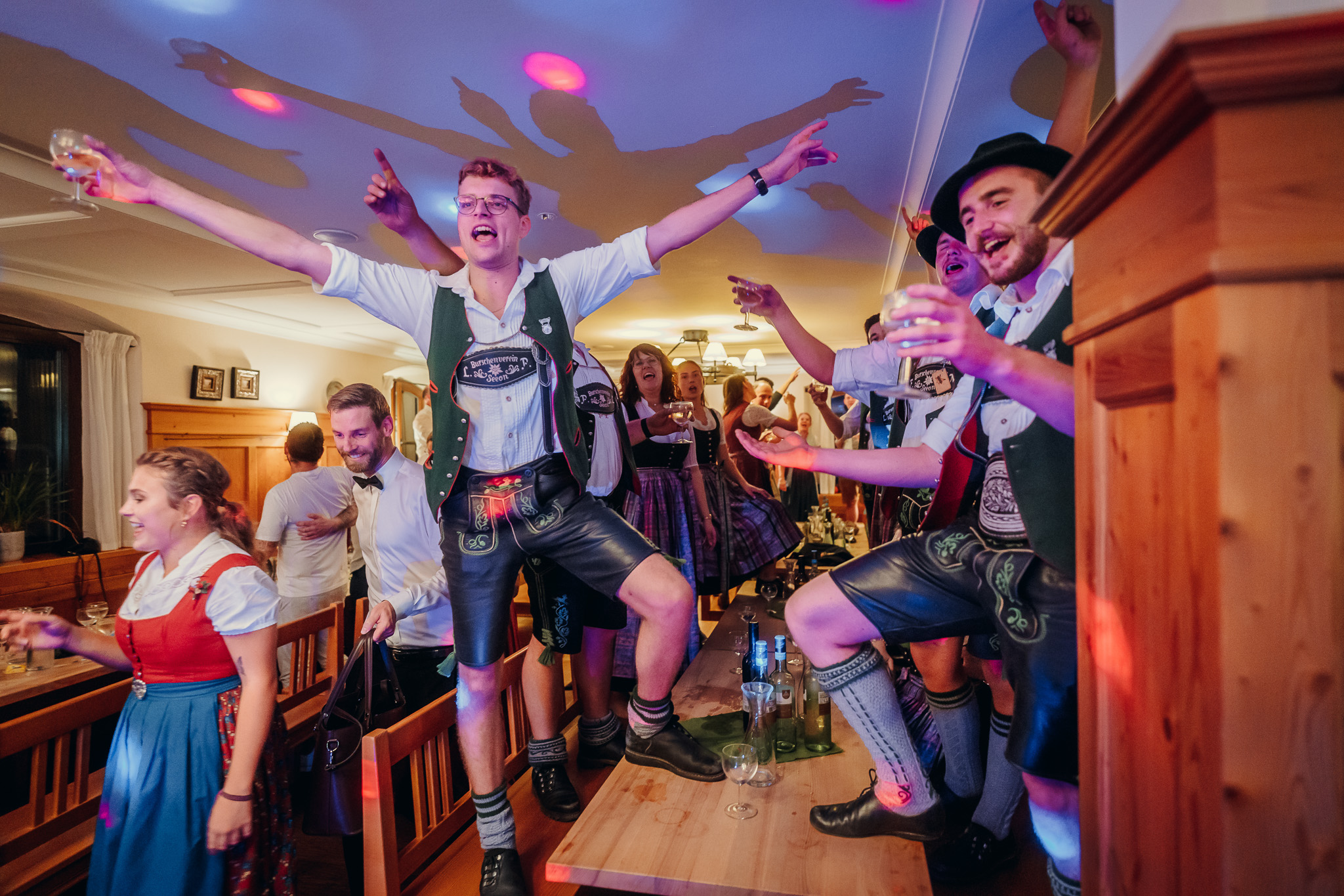 Die Hochzeitsgäste tanzen ausgelassen zur Live-Musik im Weinstüberl.