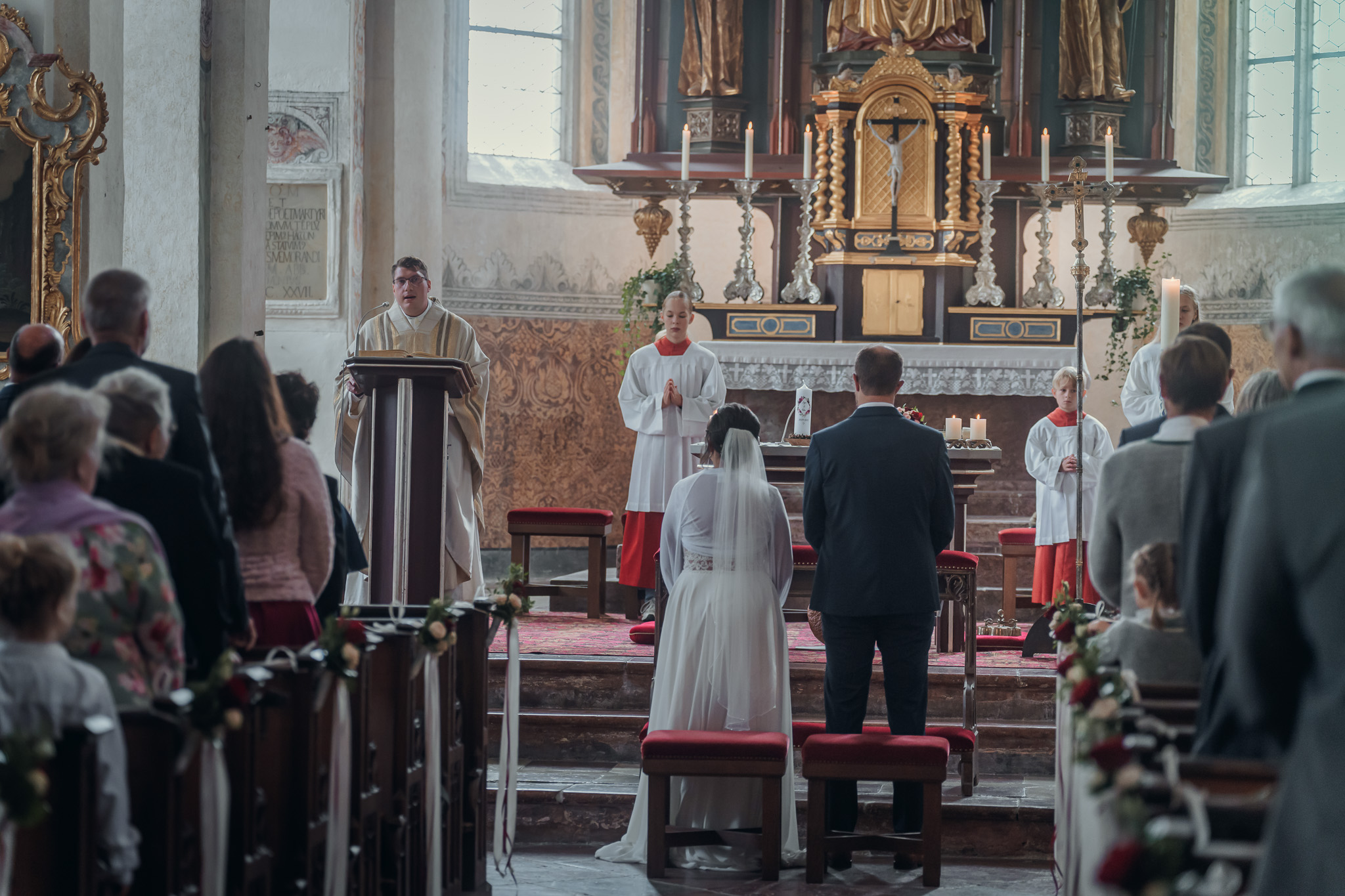 Blick durch die Klosterkirche auf das Brautpaar während der Trauung am Altar.