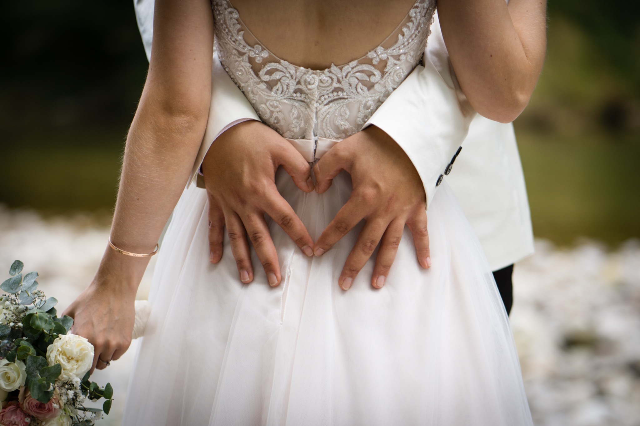 Herz aus Händen auf dem Brautkleid