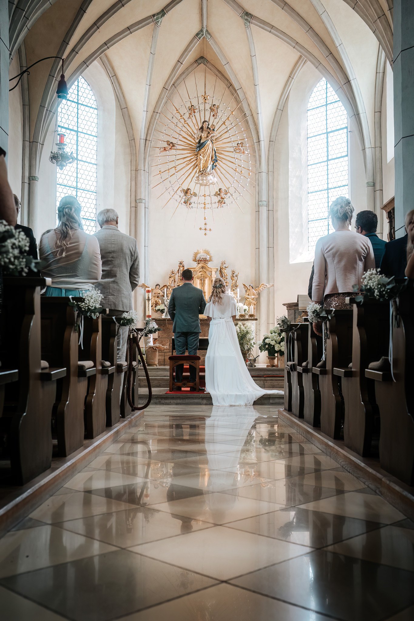 Kirchliche Trauung in einer hellen Kirche im Chiemgau