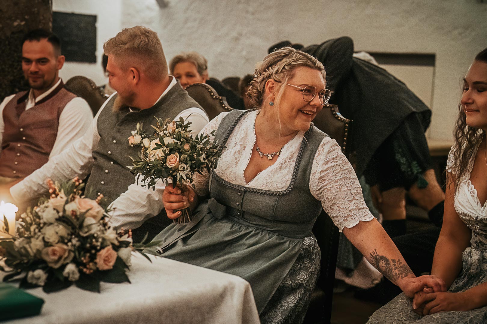 Braut und Gäste lachen miteinander nach der standesamtlichen Trauung.