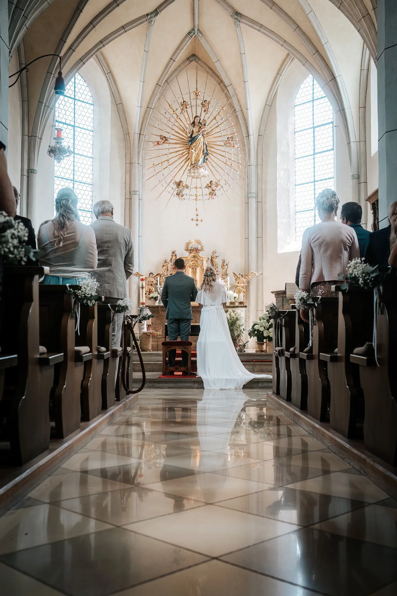 Hochzeitsfotograf Chiemgau | Lindl Photography Brautpaar vor dem Altar bei einer kirchlichen Trauung – natürliche Hochzeitsfotografie im Chiemgau
