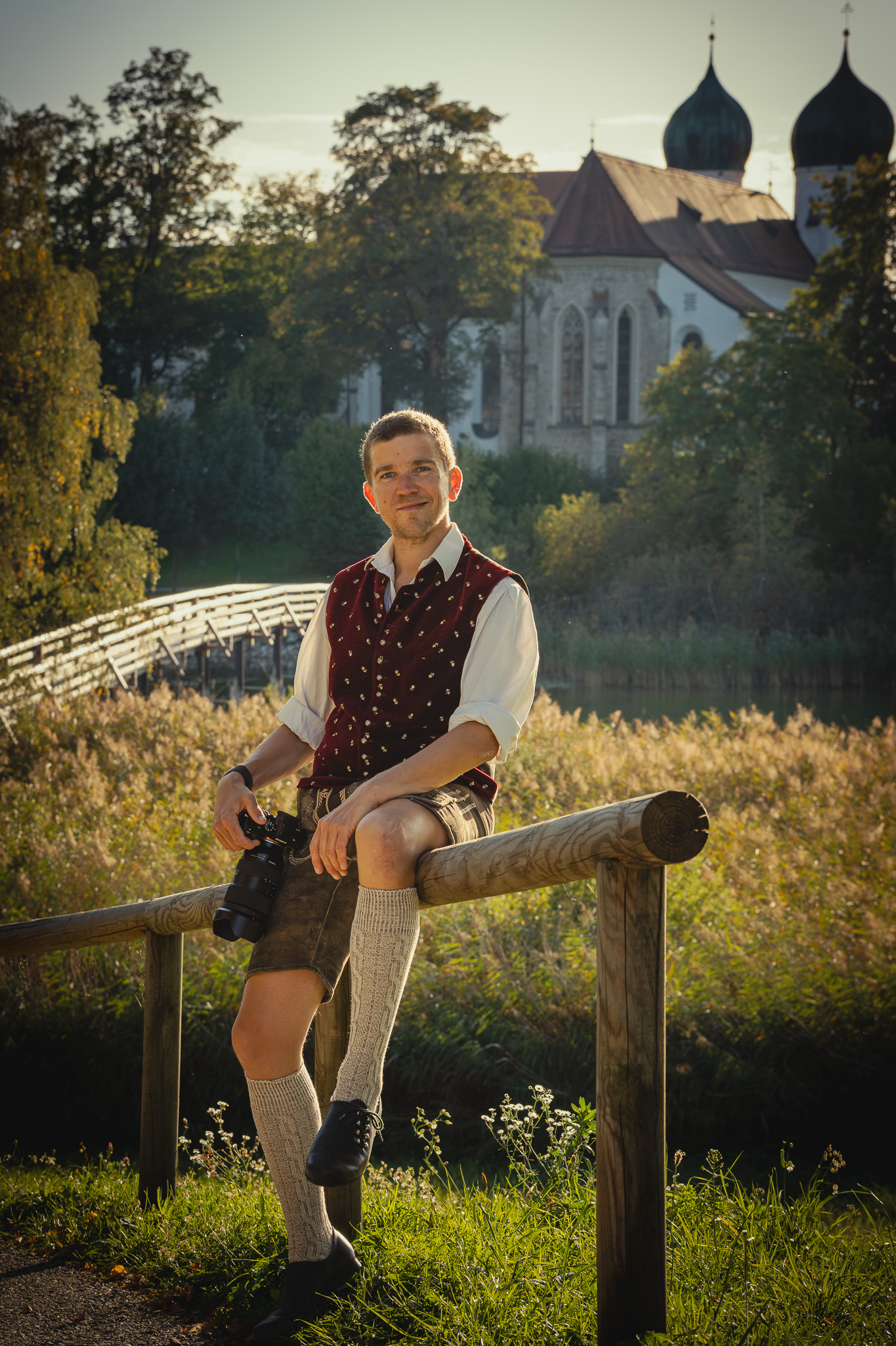 Richard Schönlinner in Tracht mit Kamera – Hochzeitsfotograf aus Seeon im Chiemgau