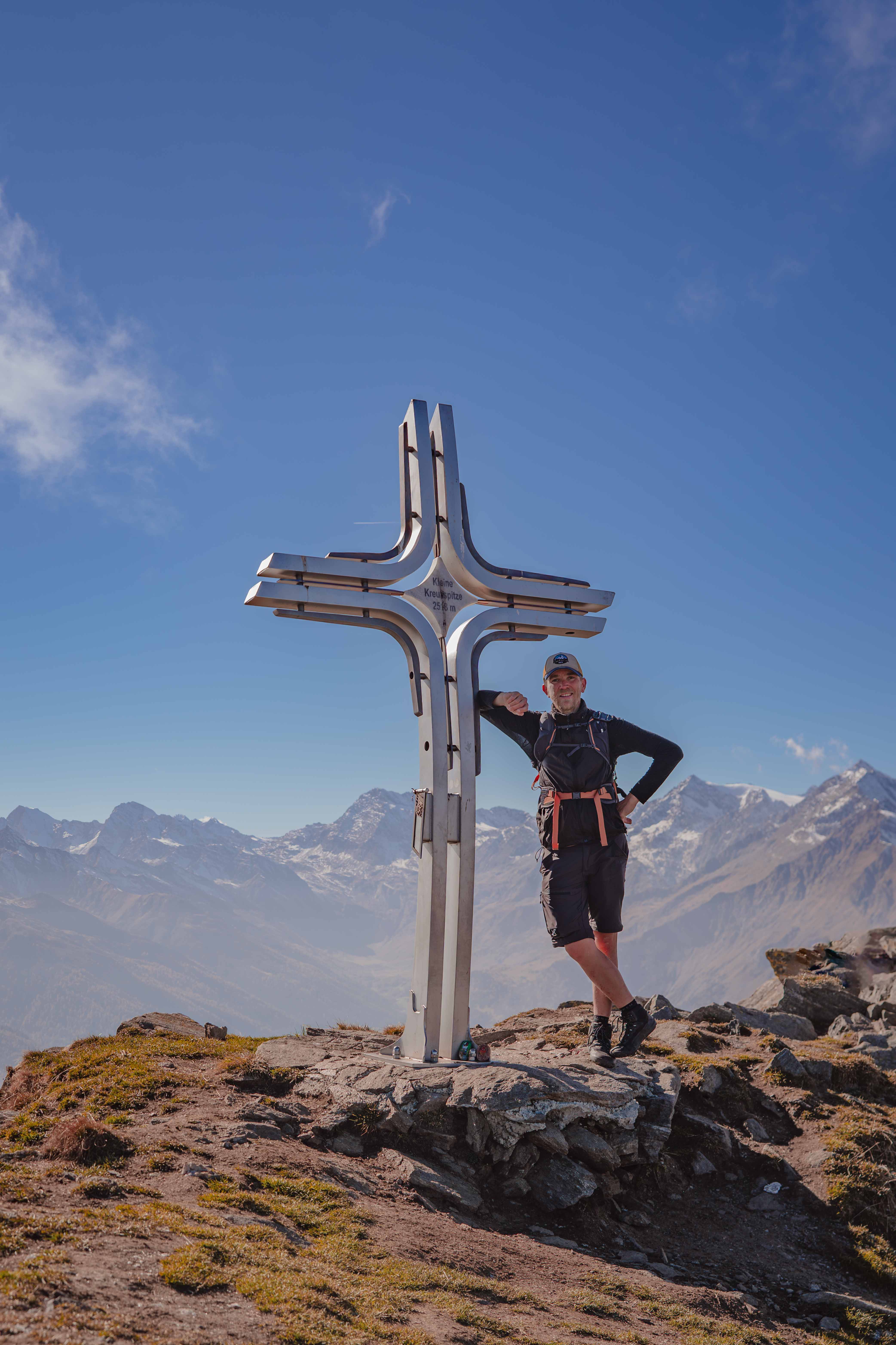 Richard Schönlinner am Gipfelkreuz der Kleinen Kreuzspitze in Südtirol