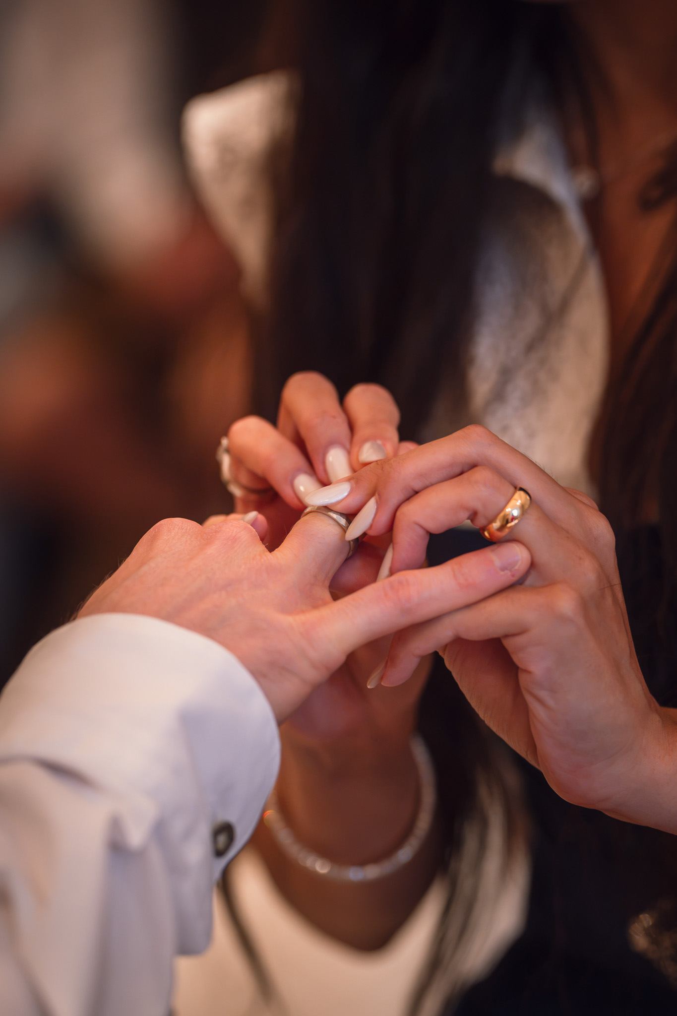 Ringtausch bei einer Hochzeit im Chiemgau | Lindl Photography Detailaufnahme vom Ringtausch während einer Hochzeit im Chiemgau