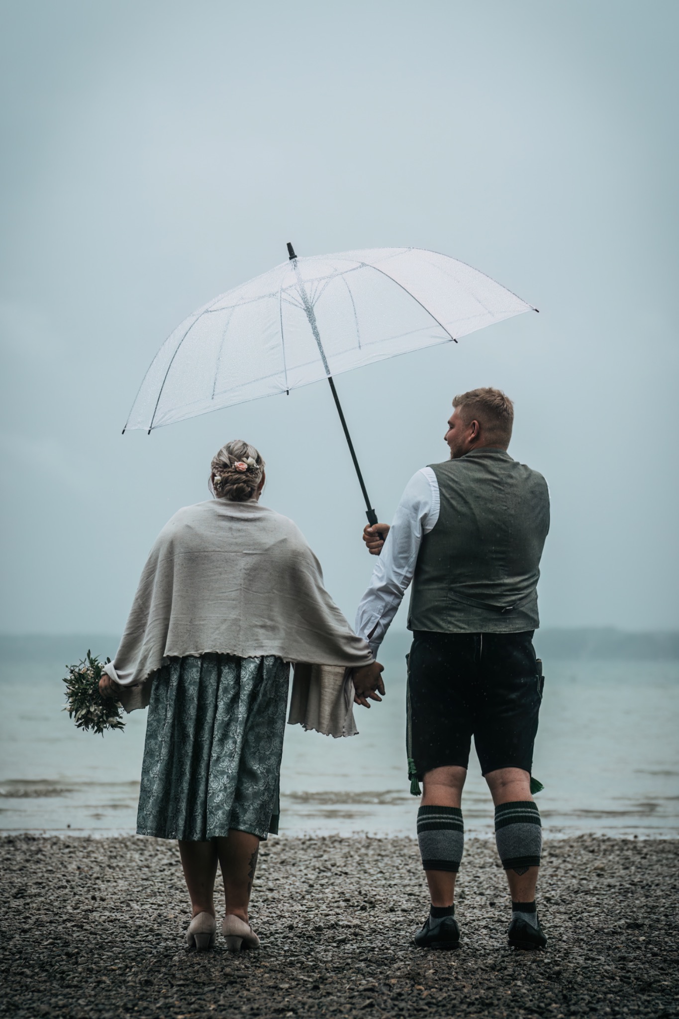 Brautpaar am See im Regen
