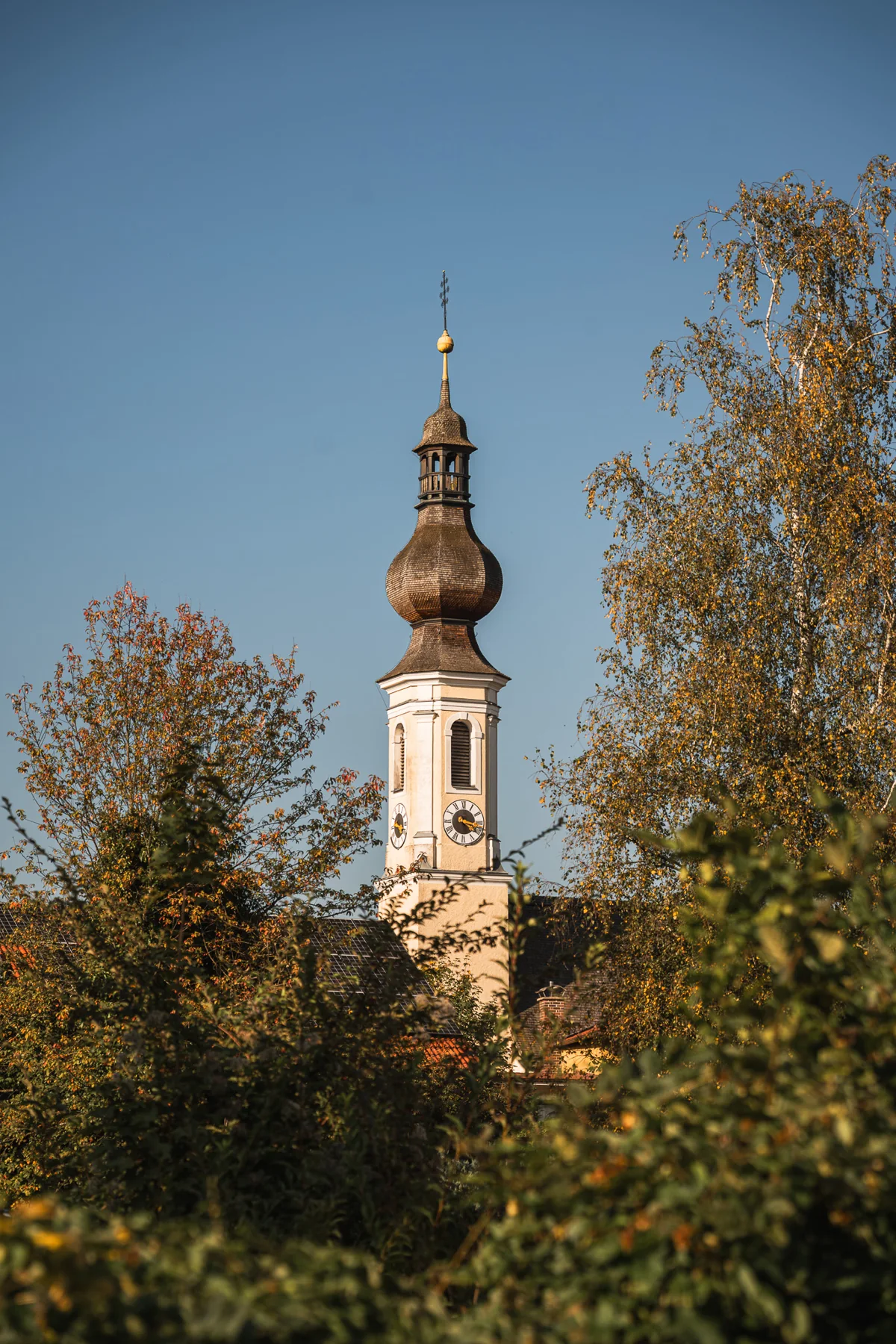 Kirchturm zwischen Bäumen in Altenmarkt