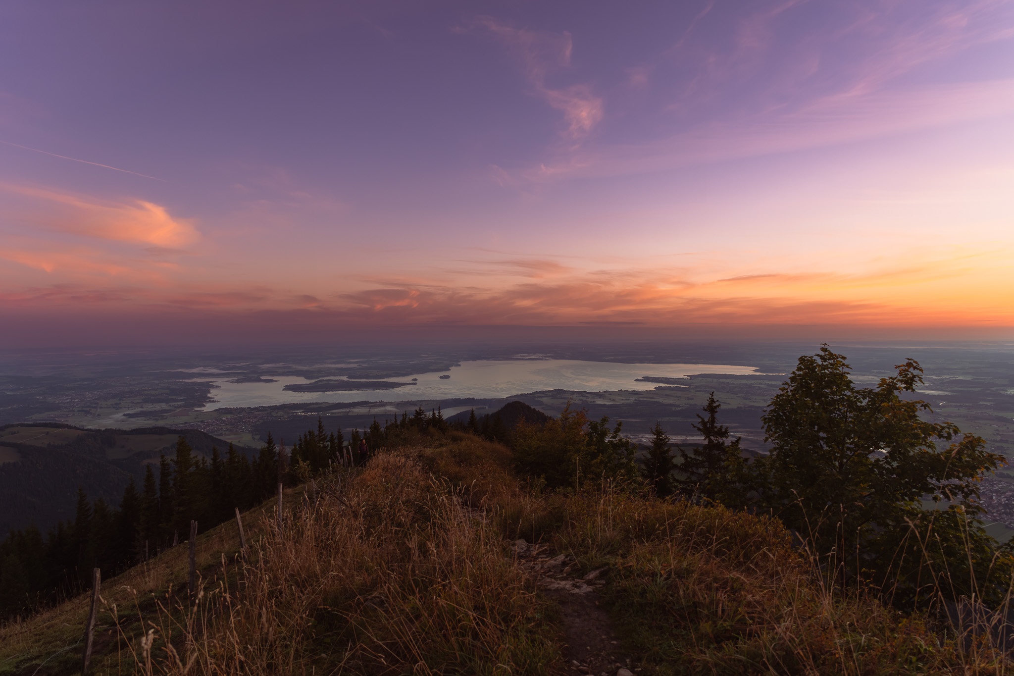 Weiter Blick über den Chiemsee und die Chiemgauer Alpen im warmen Abendlicht