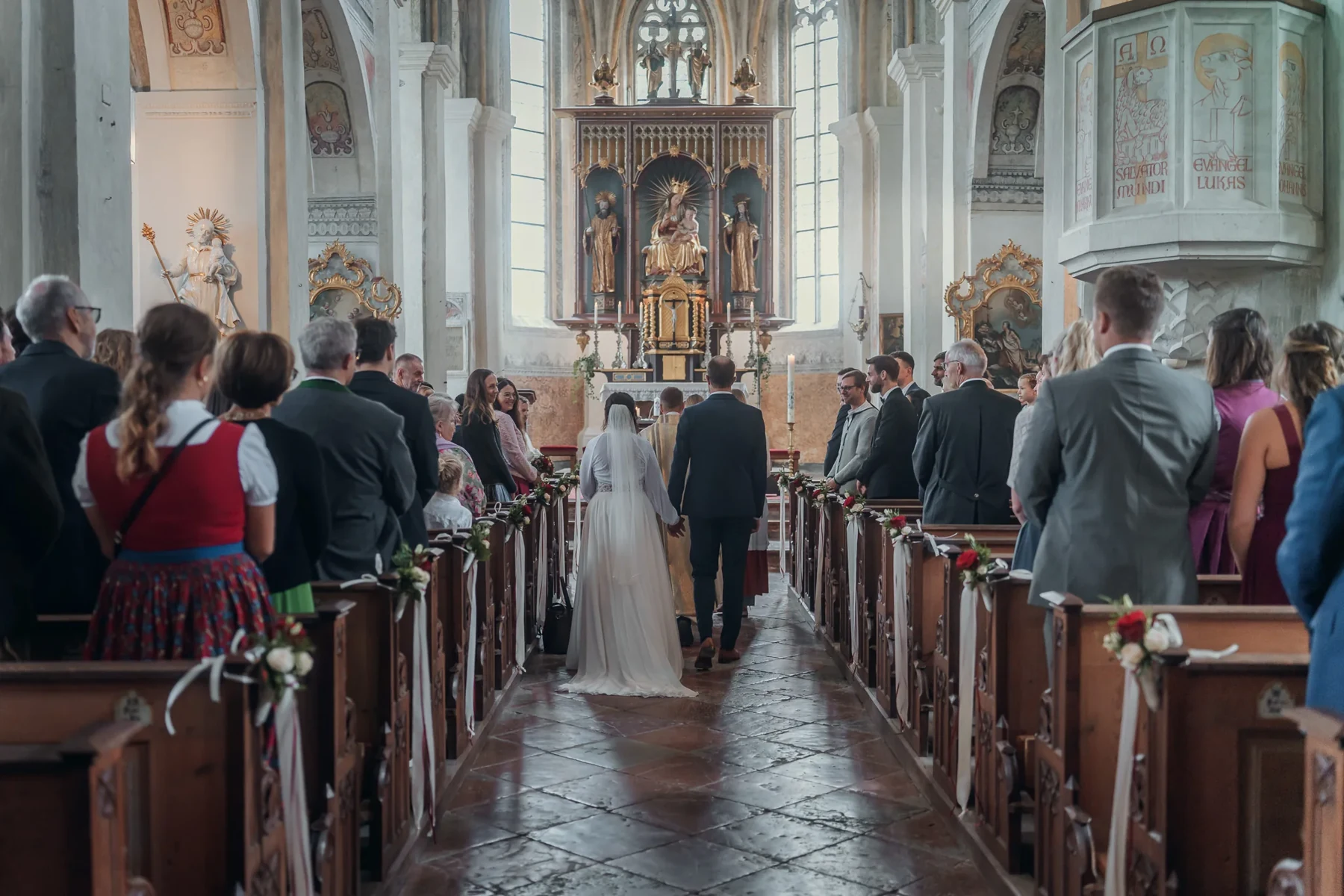 Brautpaar beim Einzug zur kirchlichen Hochzeit in der Klosterkirche Seeon