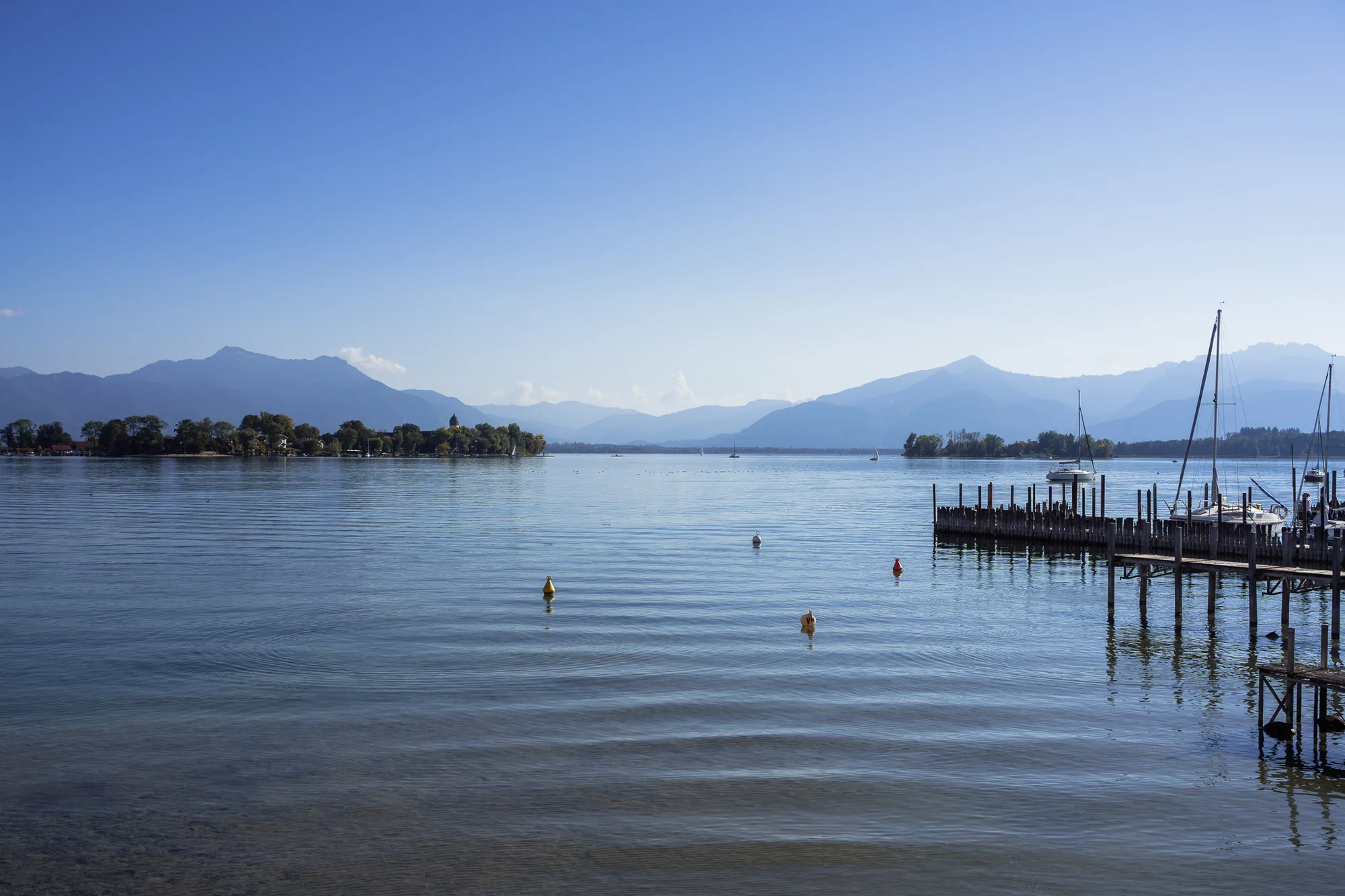 Blick von Gstadt über den Chiemsee zu den Chiemgauer Alpen und Inseln