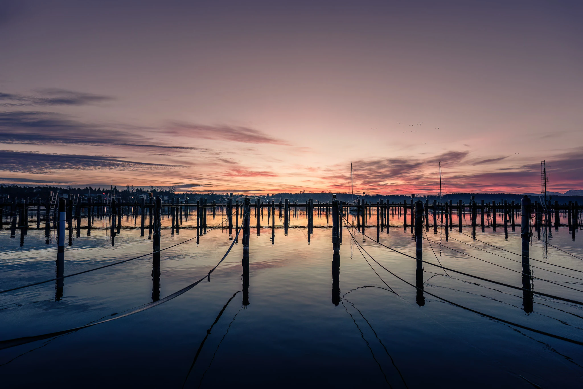 Hafen von Seebruck am Chiemsee bei Sonnenaufgang