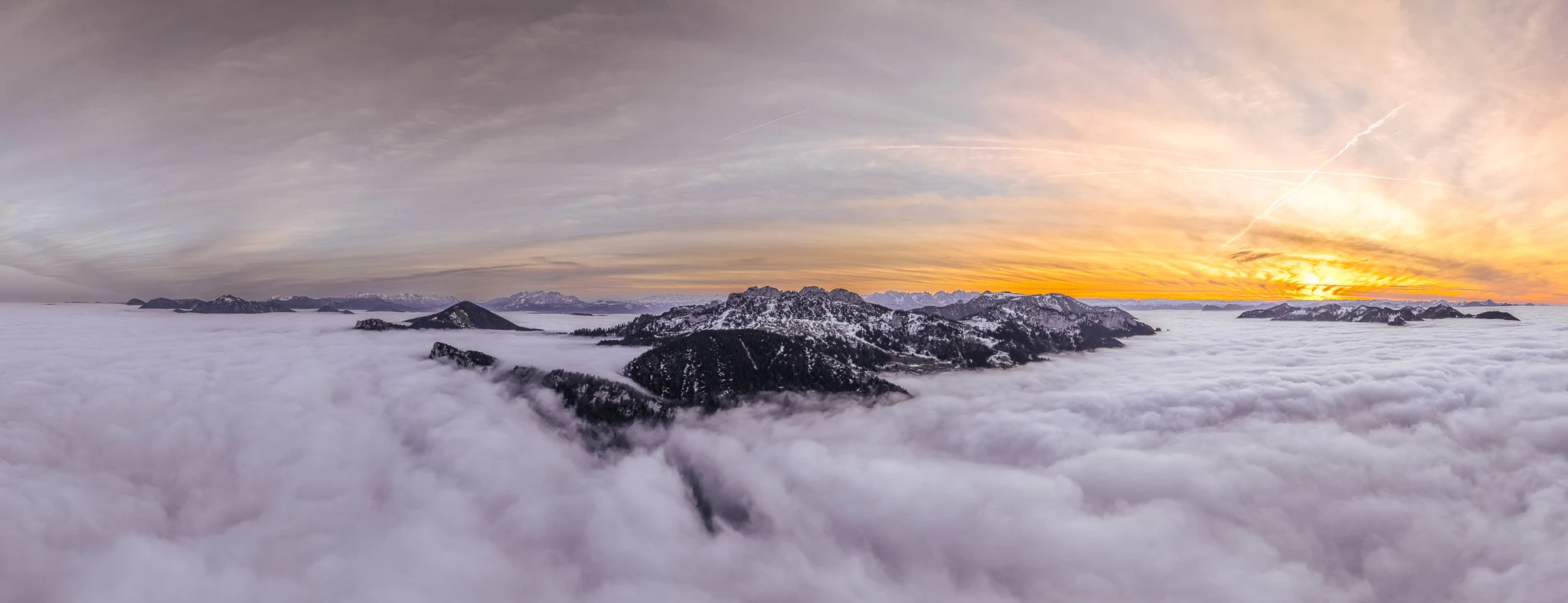 Kampenwand über einem Wolkenmeer im Chiemgau