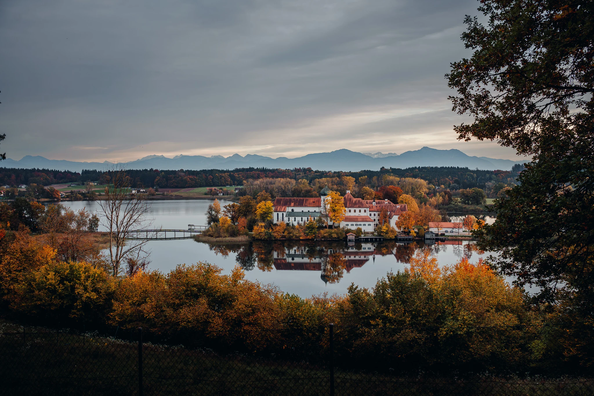 Kloster Seeon mit den Chiemgauer Alpen im Hintergrund