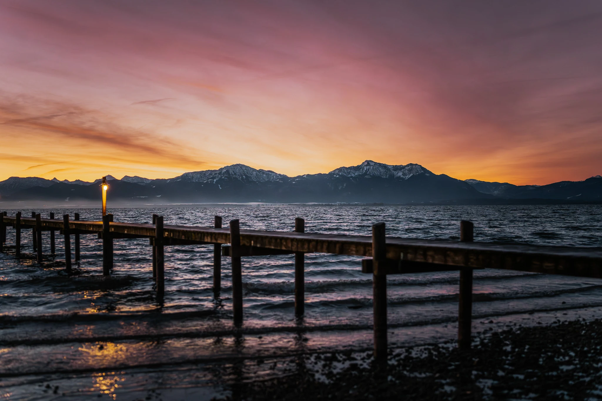 Sonnenaufgang am Malerwinkel bei Seebruck mit Bergblick