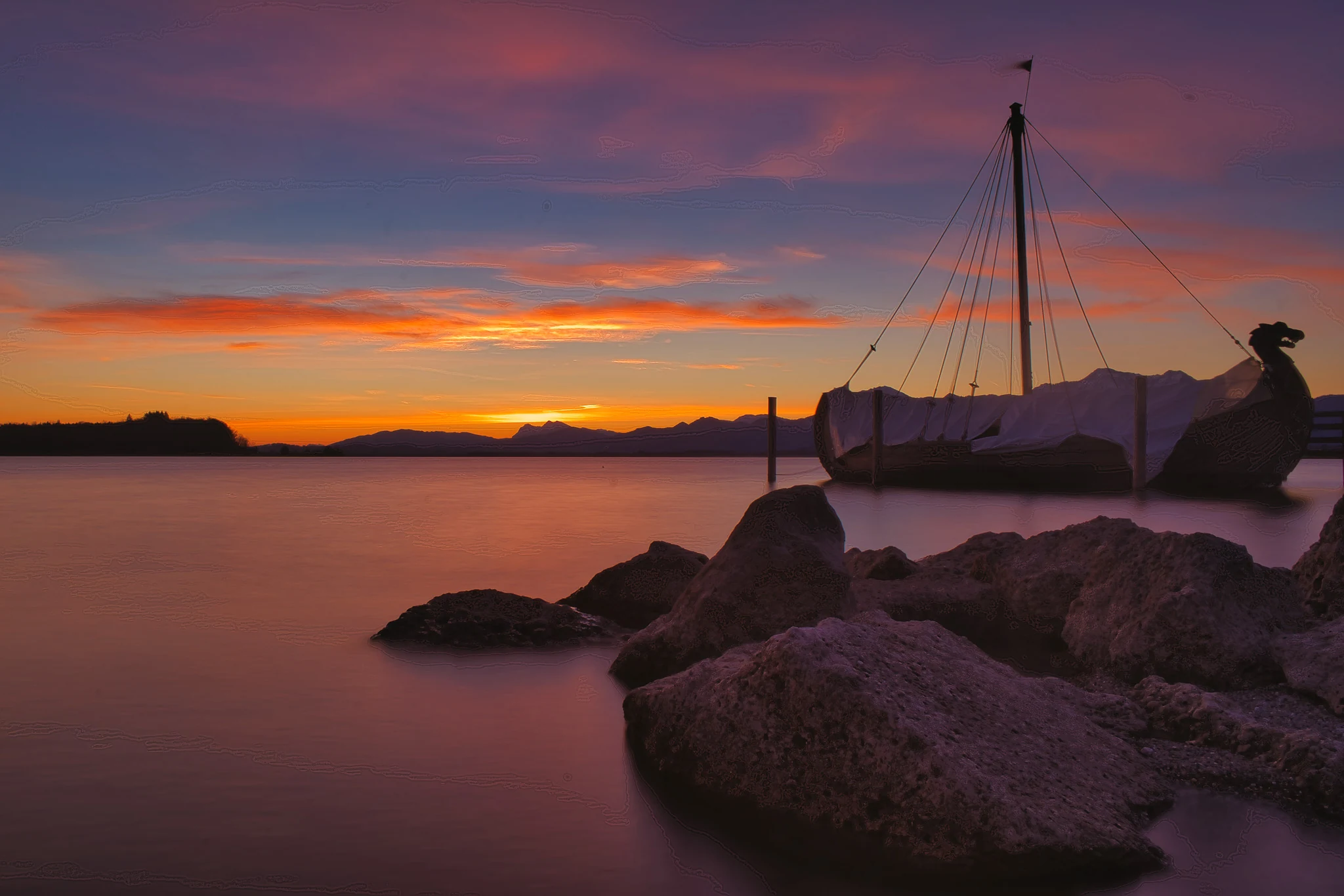 Historisches Wikingerschiff Freya am Chiemsee in Prien bei Sonnenaufgang