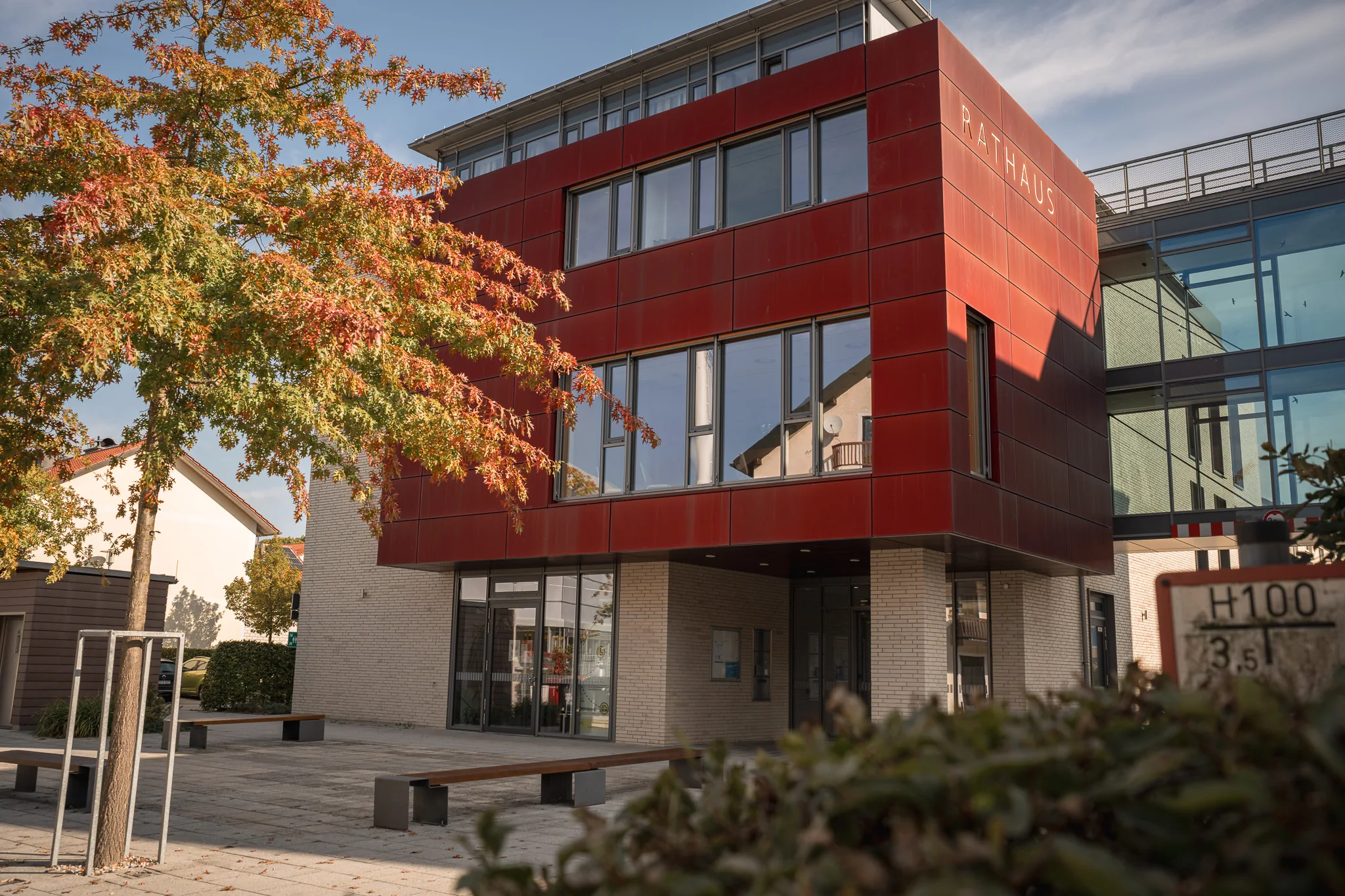 Rotes Rathausgebäude mit Eingang zum Standesamt in Traunreut
