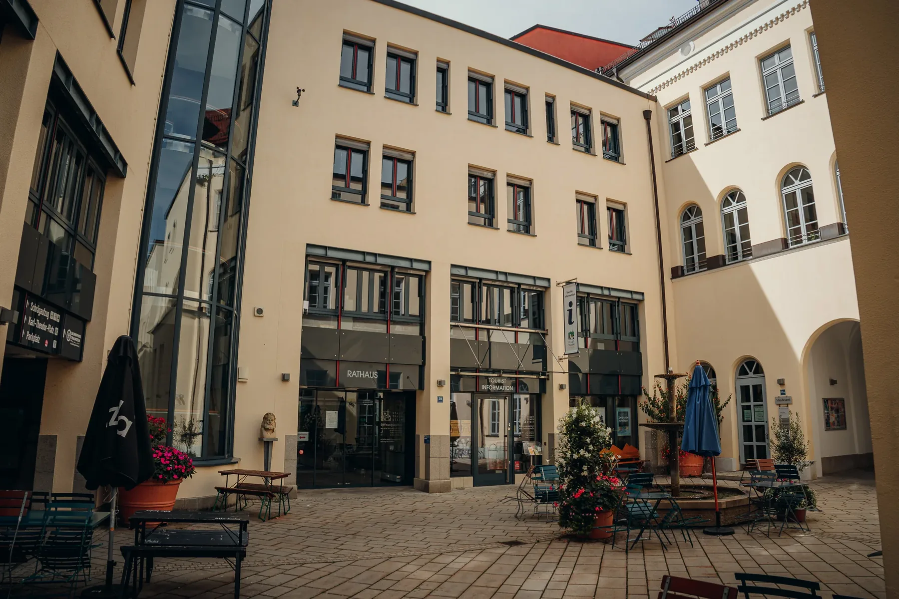 Rathaus Traunstein mit Zugang zum Standesamt am Stadtplatz
