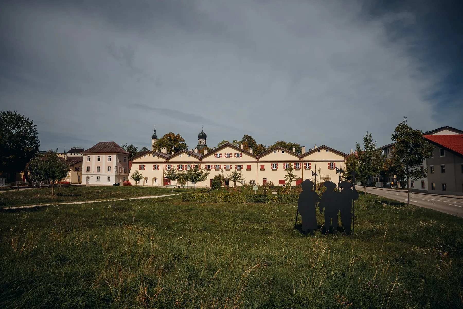 Salinenpark Traunstein mit historischen Salinenhäusern und Apothekergarten