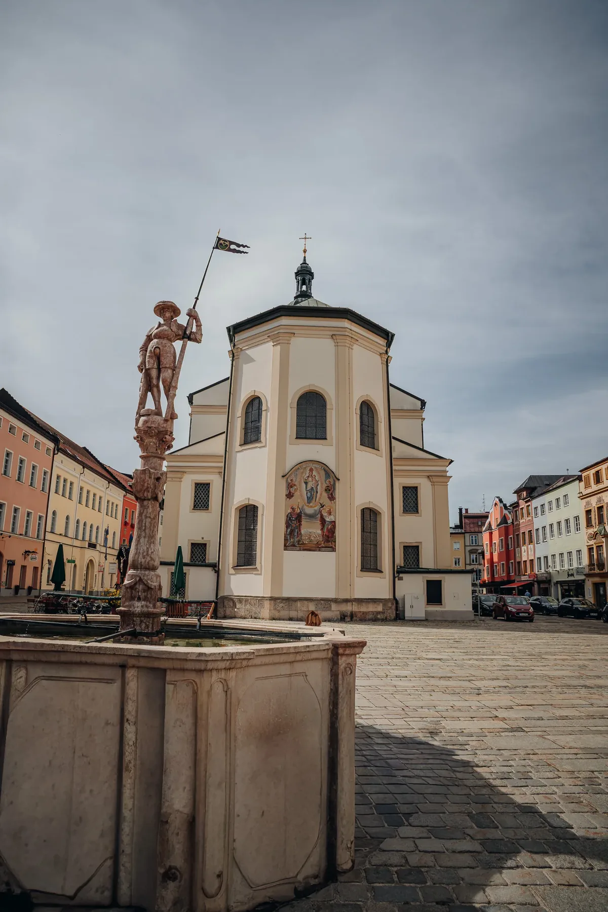 Stadtpfarrkirche St. Oswald und Lindlbrunnen am Stadtplatz in Traunstein
