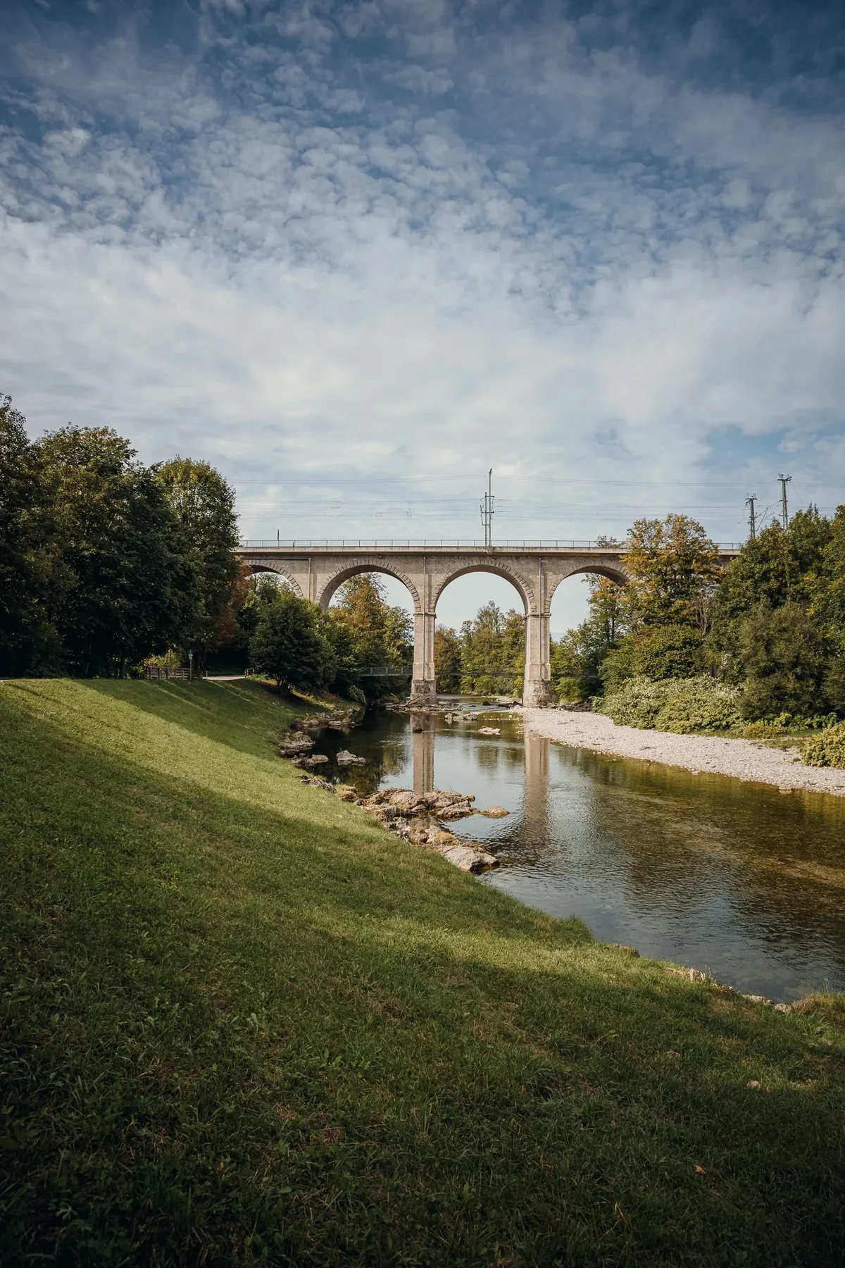 Traun und Eisenbahnviadukt in Traunstein